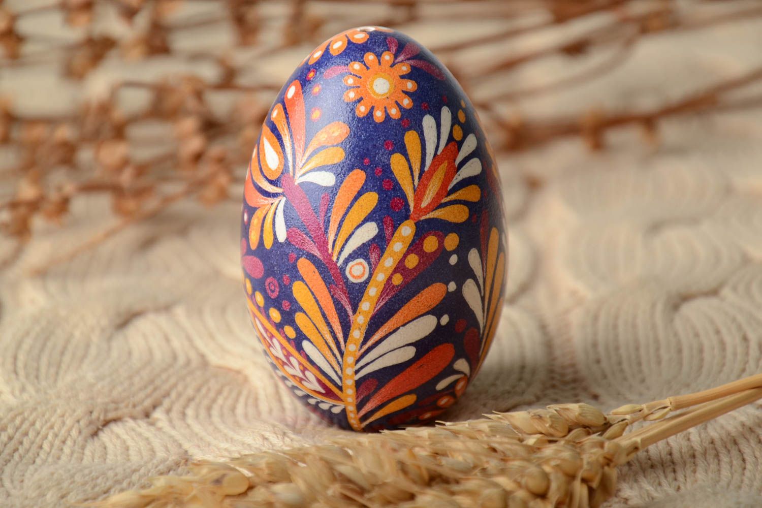 Bel œuf de Pâques peint d'oie motif floral fait main décoratif bleu ethnique photo 1