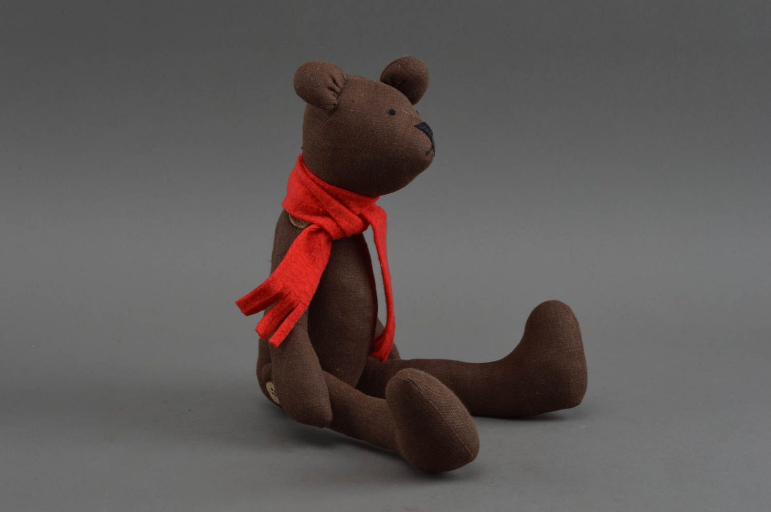 Handmade Spielzeug Bär aus Stoff mit rotem Schal und beweglichen Pfoten für Kind foto 2