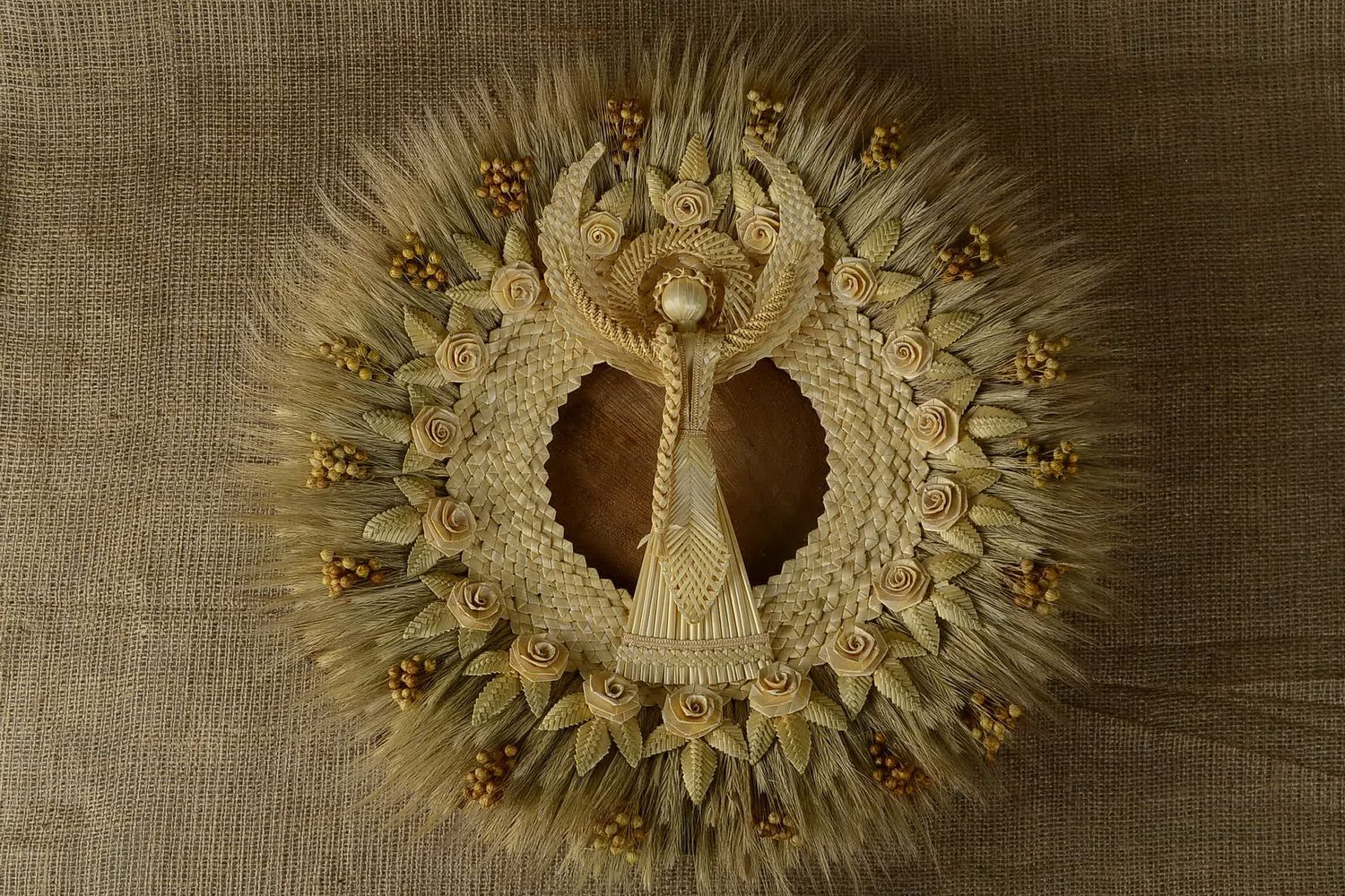 Porte-bonheur en couronne d'épi 'Bereguinia avec des roses' photo 1