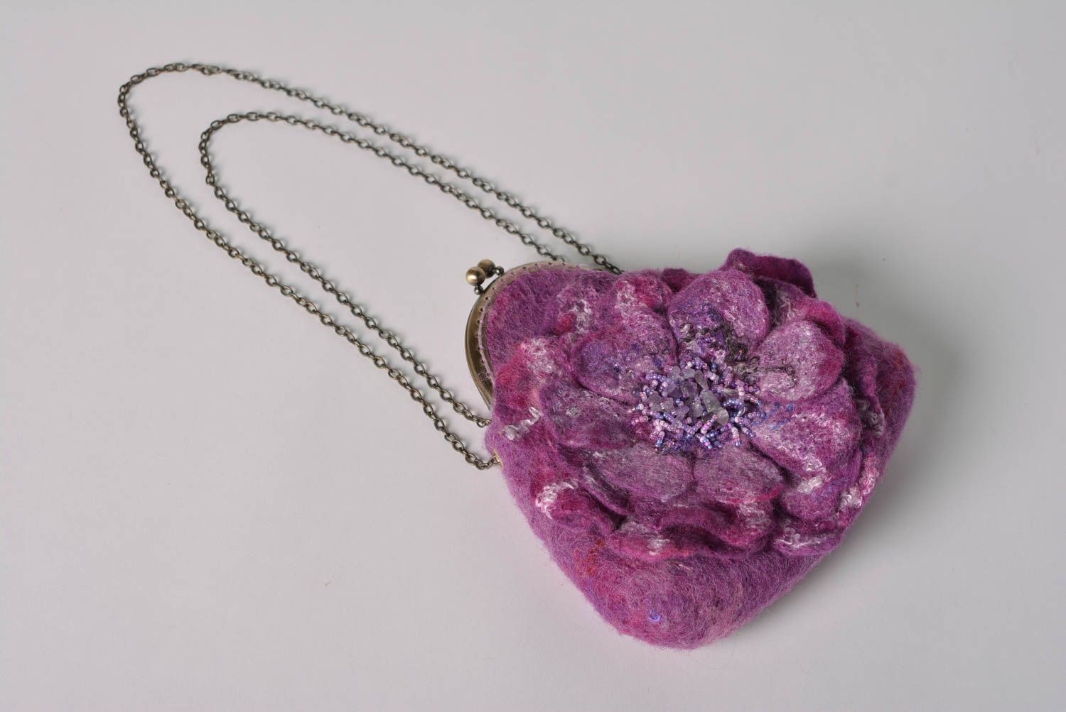 Sac à chaînette petit violet laine feutrée fleur en relief beau fait main photo 5