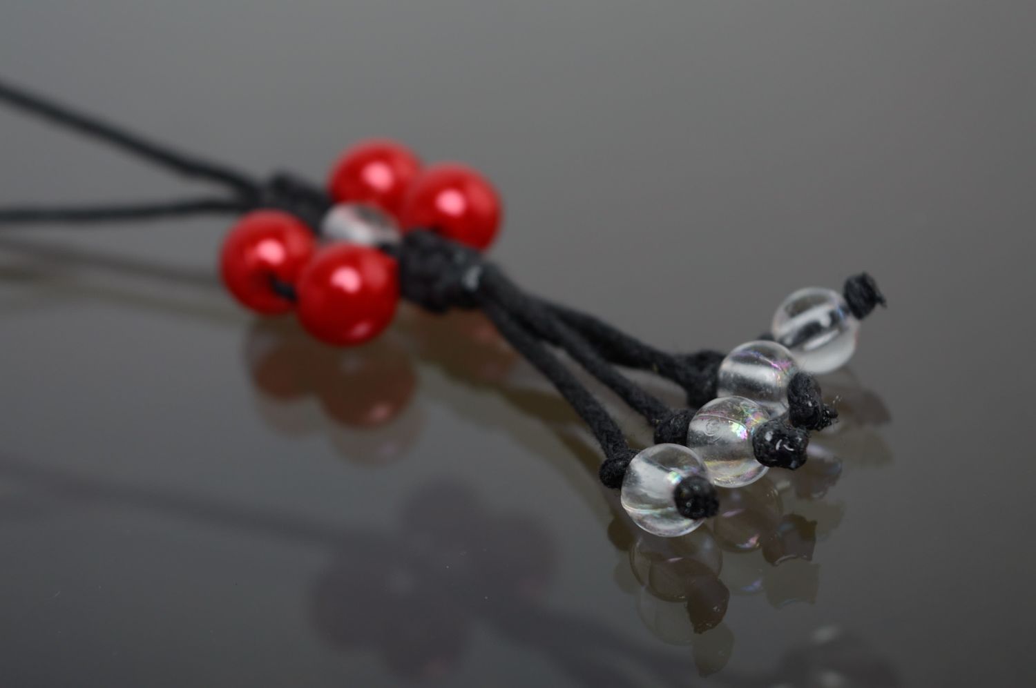 Porte-clefs en macramé tressé lacet noir avec perles fantaisie fait main photo 2