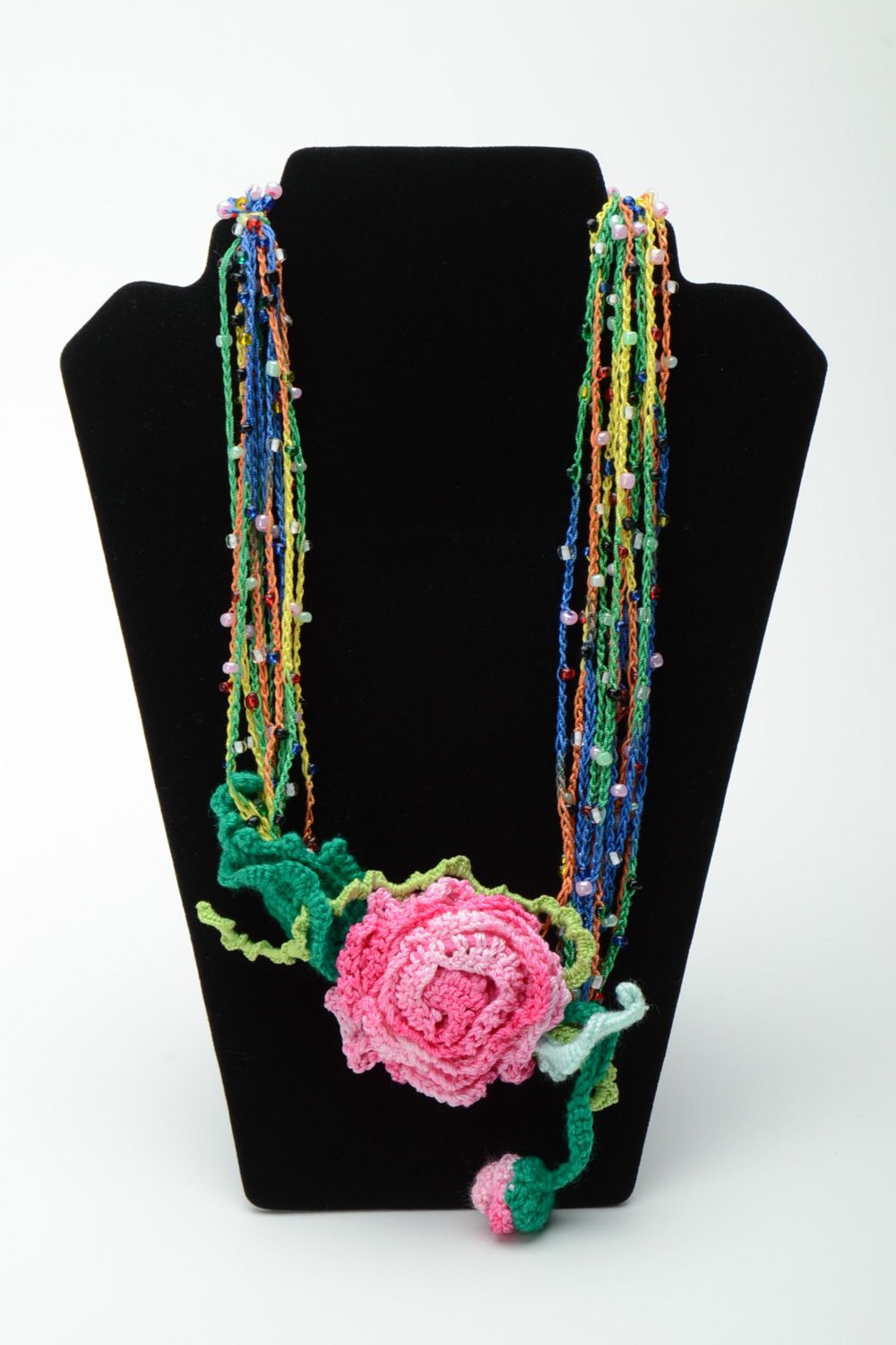 Collier tricoté en fils et perles de rocaille avec fleurs fait main pour femme photo 1
