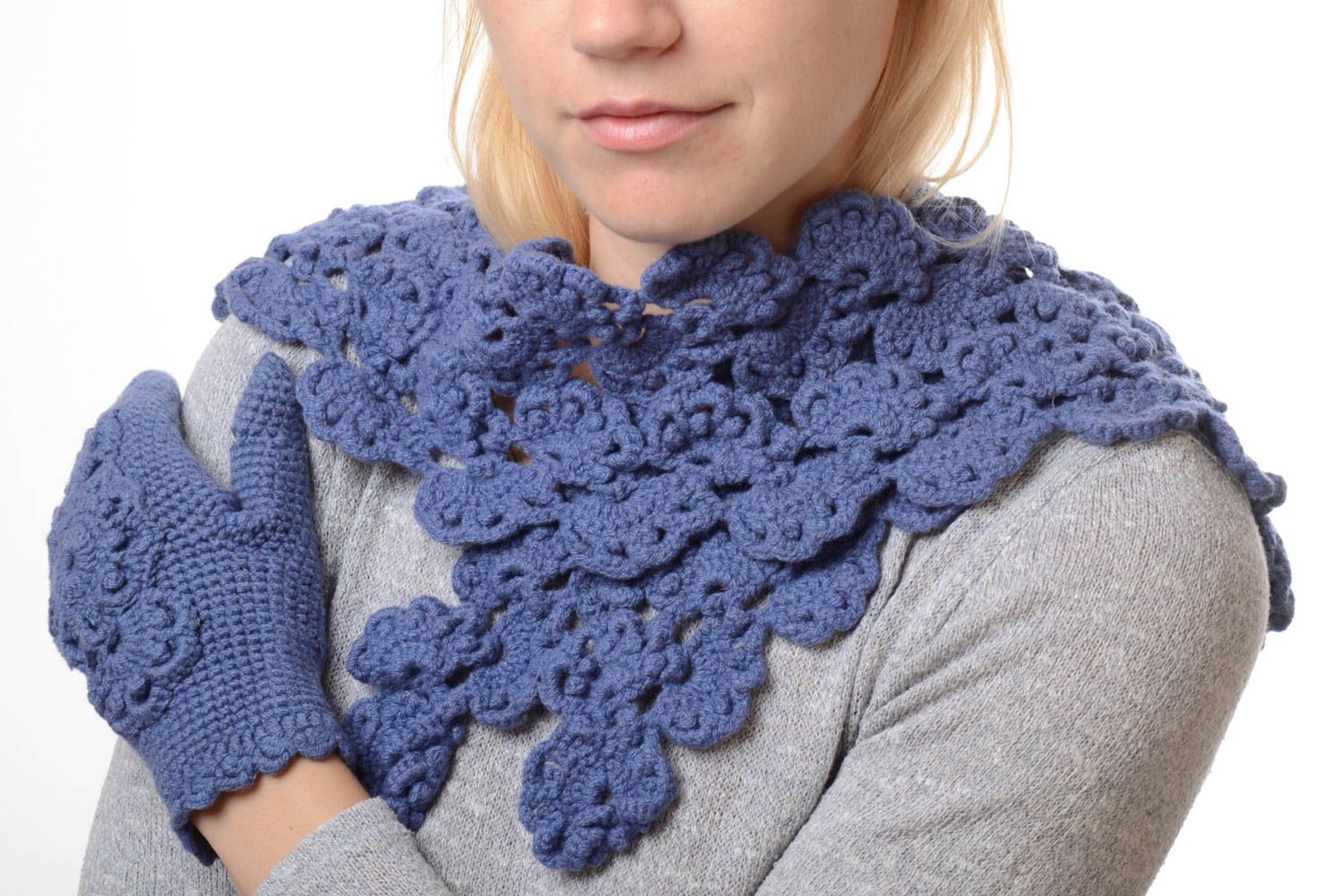 Набор аксессуаров шарф и варежки синие из полушерсти ажурные ручной работы  фото 1
