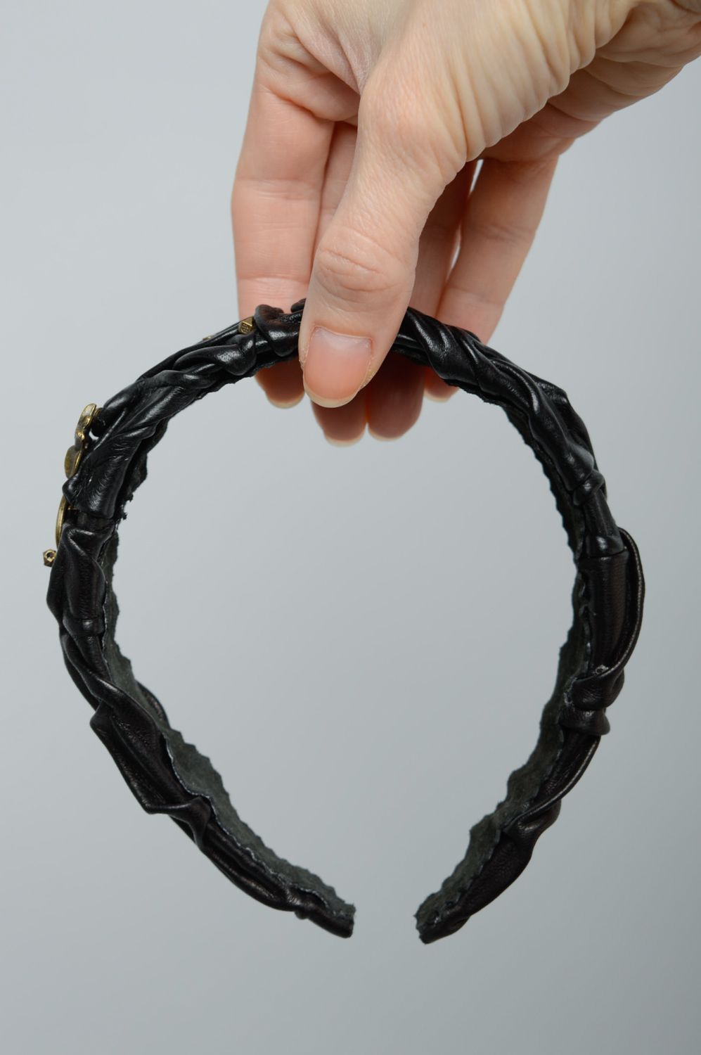 Serre-tête noir en cuir naturel avec base en plastique photo 3