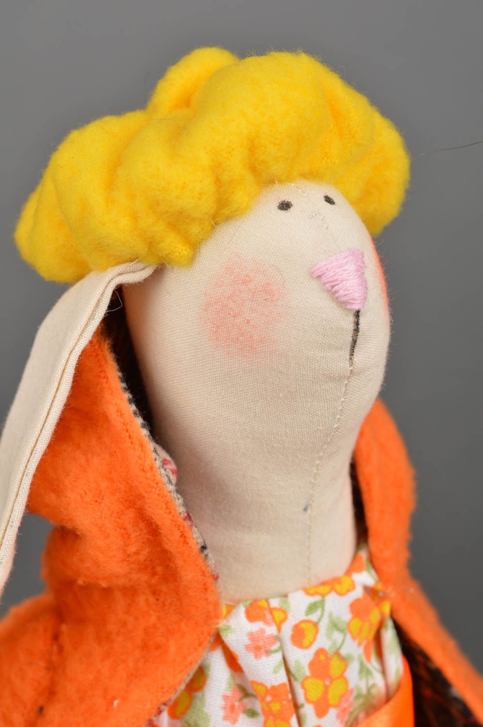 Peluche lapin en vêtement orange tissu de coton faite main pour enfant photo 4