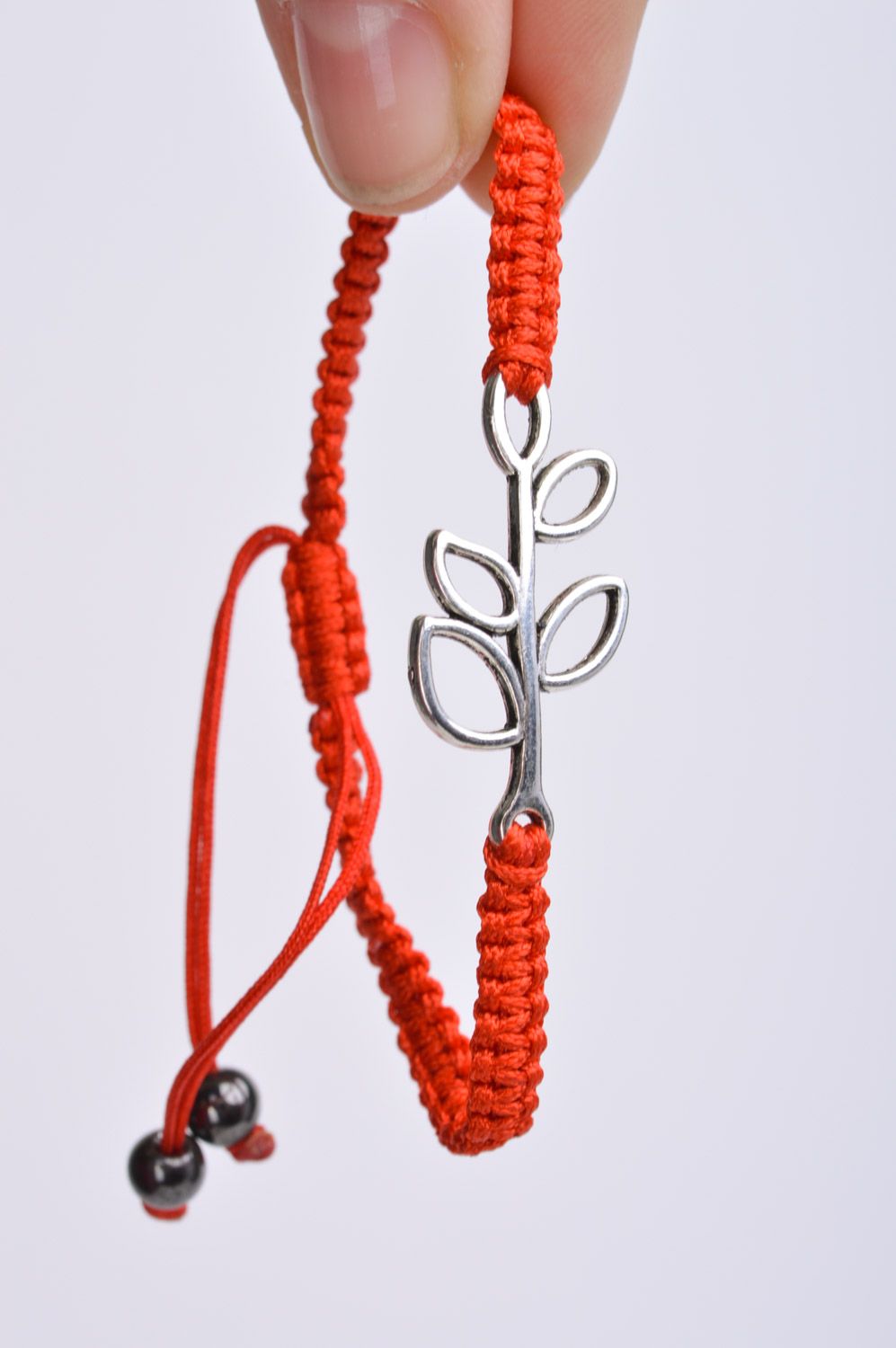 Плетеный браслет на руку из ниток красный ручной работы с вставкой Веточка фото 3