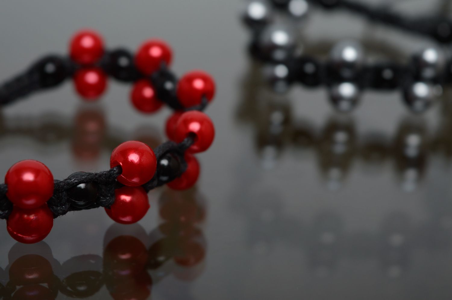 Bracelet en macramé en lacet ciré et perles noires et rouges fait main femme photo 5