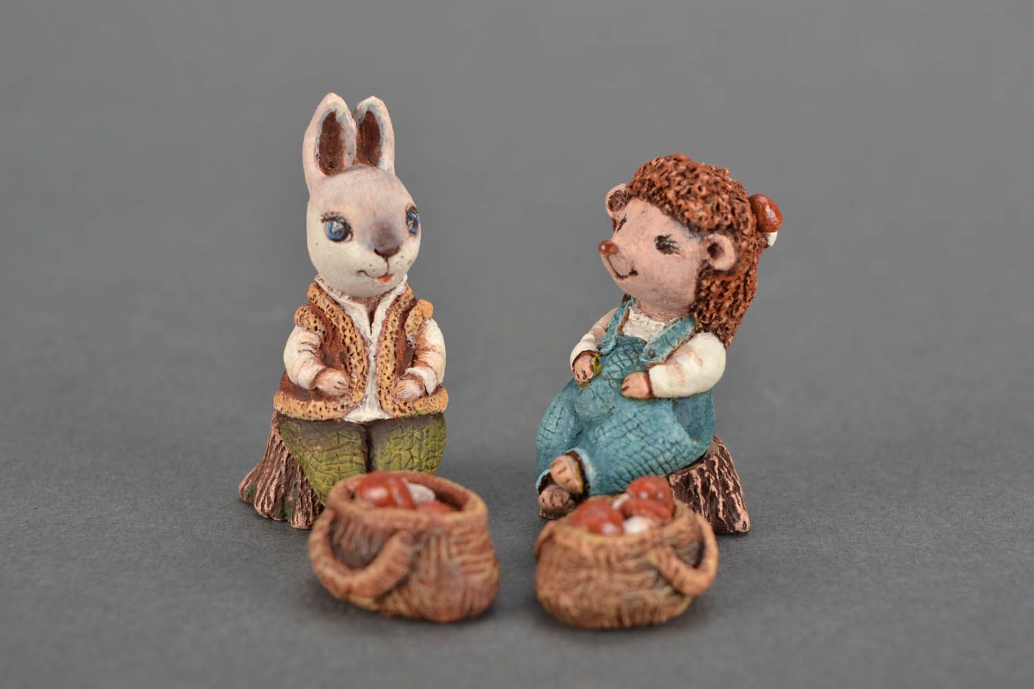 Estatuetas pequenas feitas de argila Ouriço e coelho foto 3