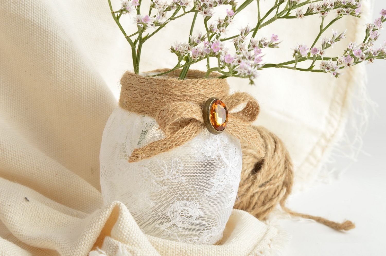 Petit vase en verre fait main en forme de pot en dentelle blanc et ficelle photo 1