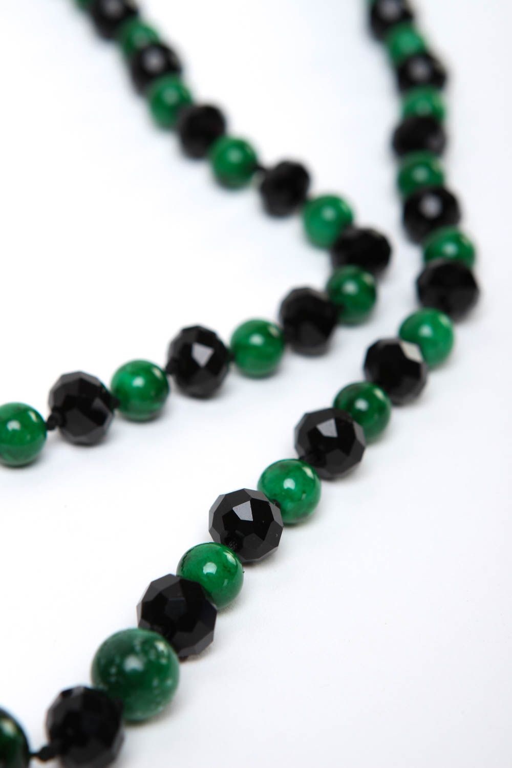 Колье ручной работы черное с зеленым ожерелье из натуральных камней модное колье фото 3