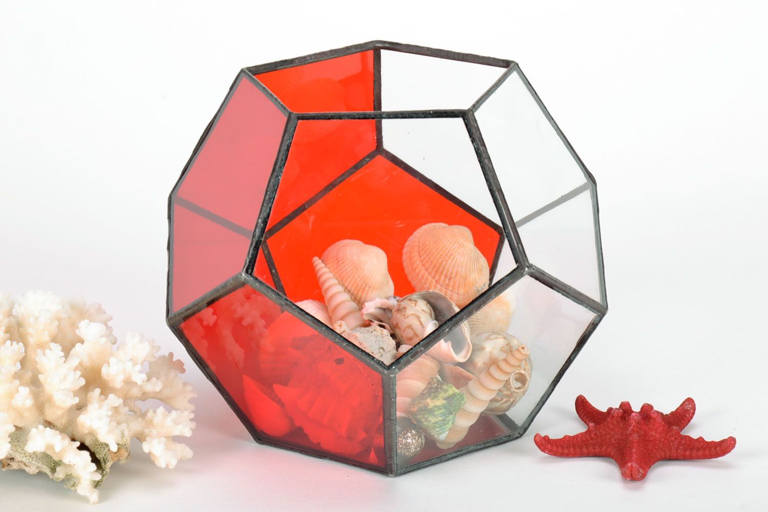 Vase décoratif en verre vitrail en forme de dodécaèdre rouge photo 1