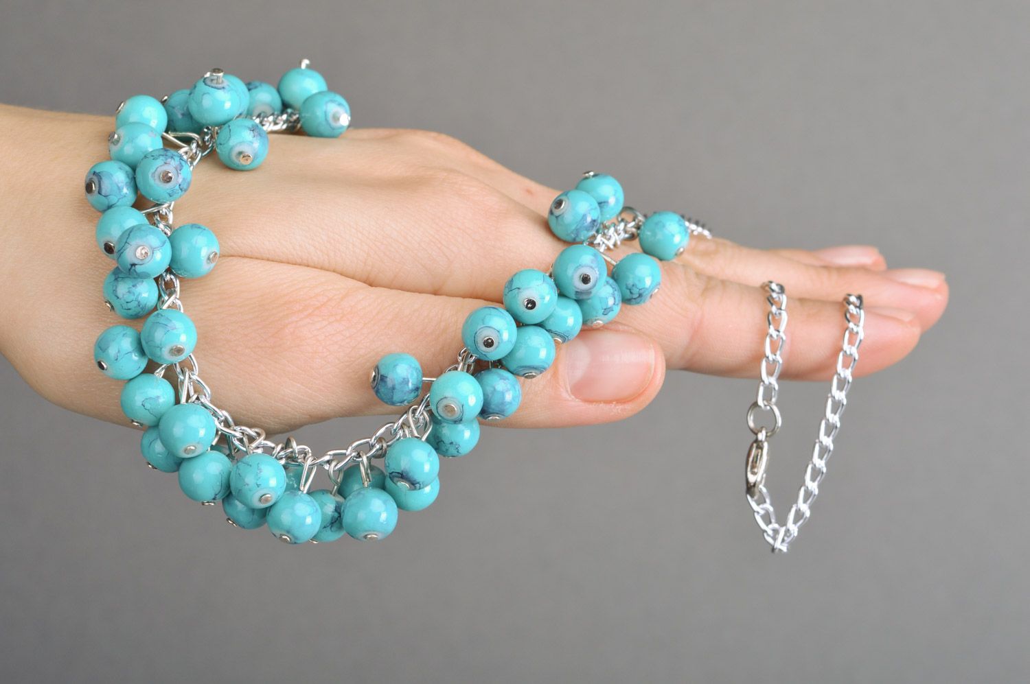 Long collier en perles de céramique bleu sur chaînette métallique fait main photo 3