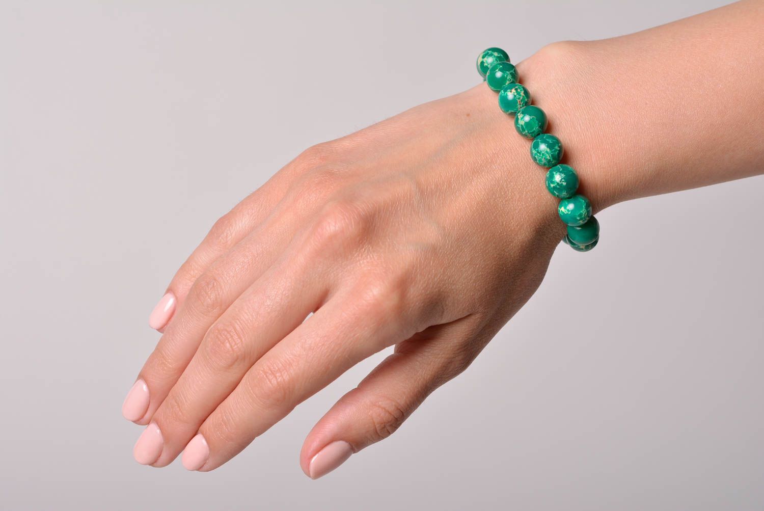 Grünes stilvolles handgemachtes Armband aus Natursteinen Variscit mit Glasperlen foto 1