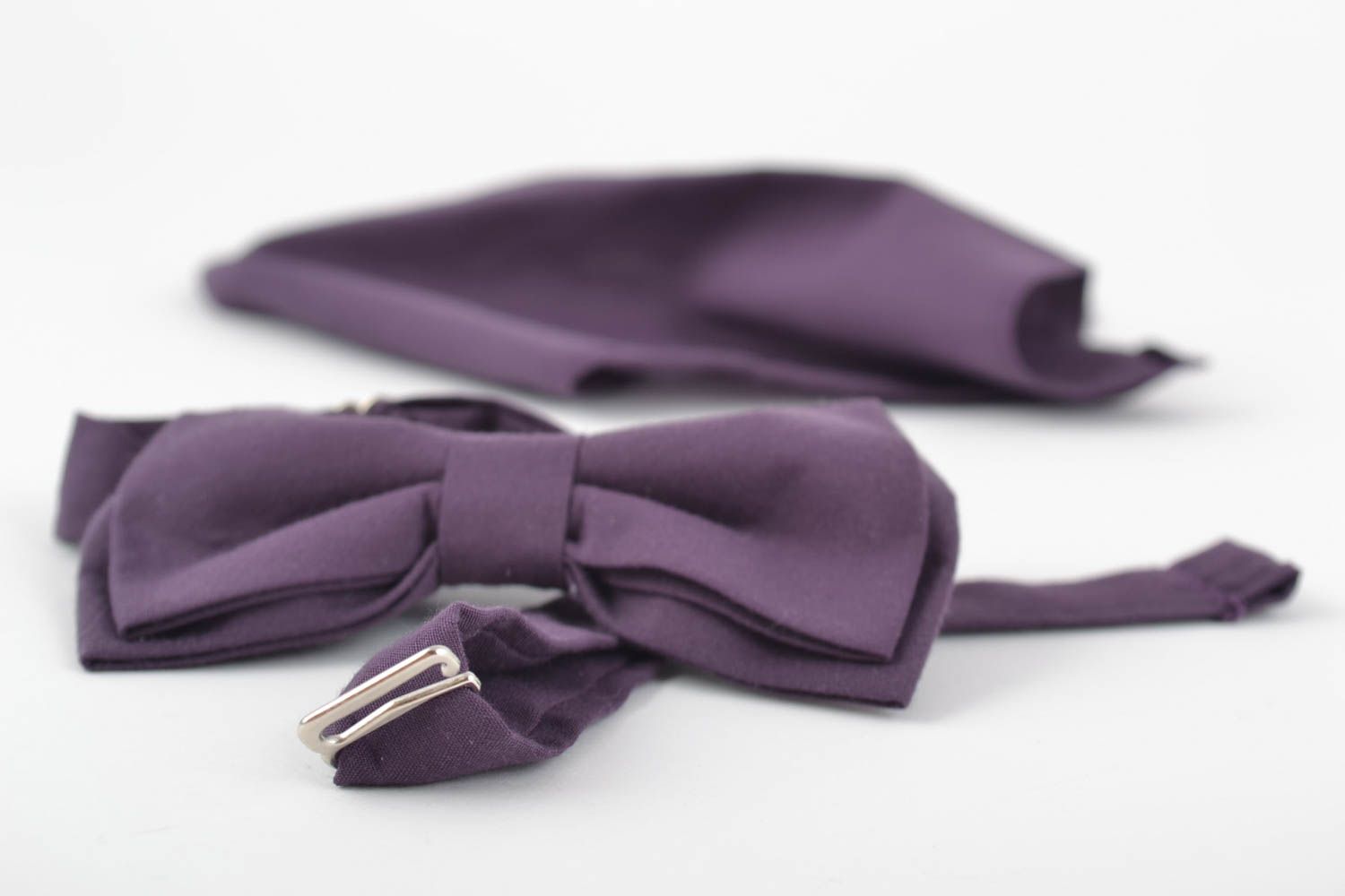 Комплект галстук бабочка и нагрудный платок из ткани ручной работы баклажановые фото 3