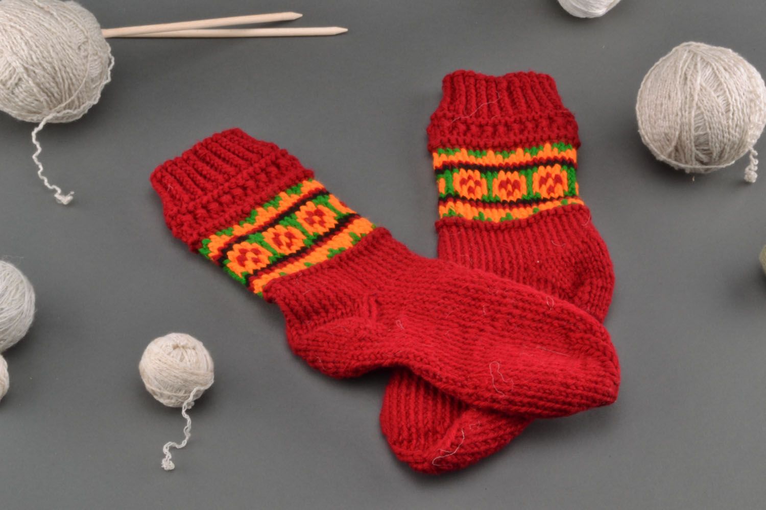 Rote selbstgestrickte Socken mit Ornament foto 1
