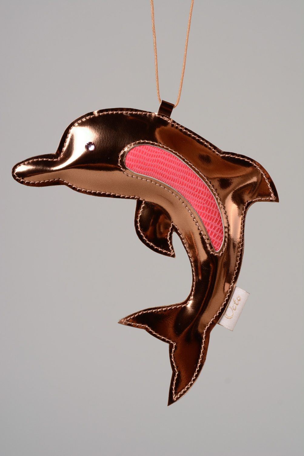 Llavero de cuero natural con forma de delfín artesanal y original foto 1