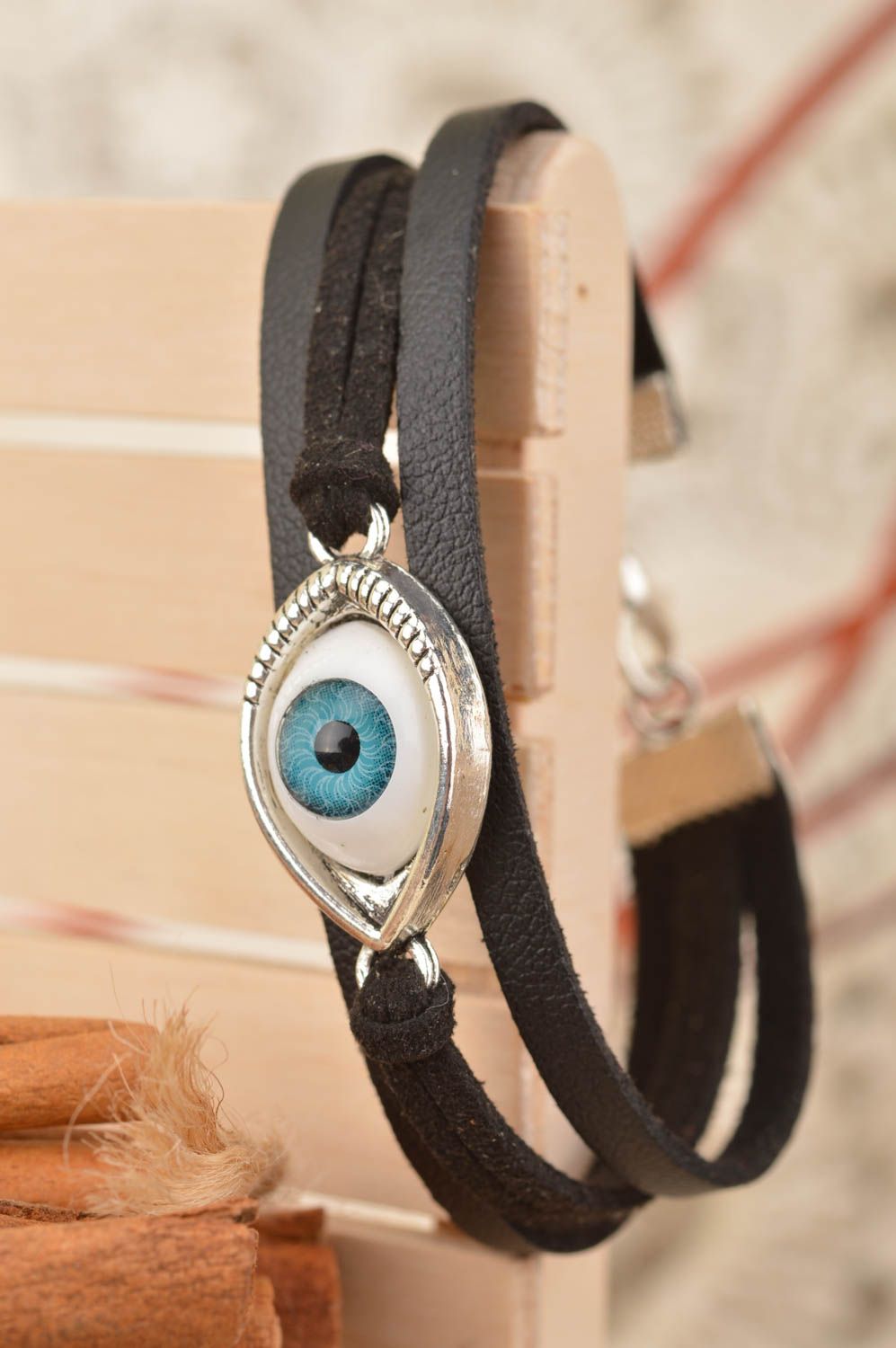 Pulsera original artesanal de cordones de gamuza con inserción en forma de ojo foto 1