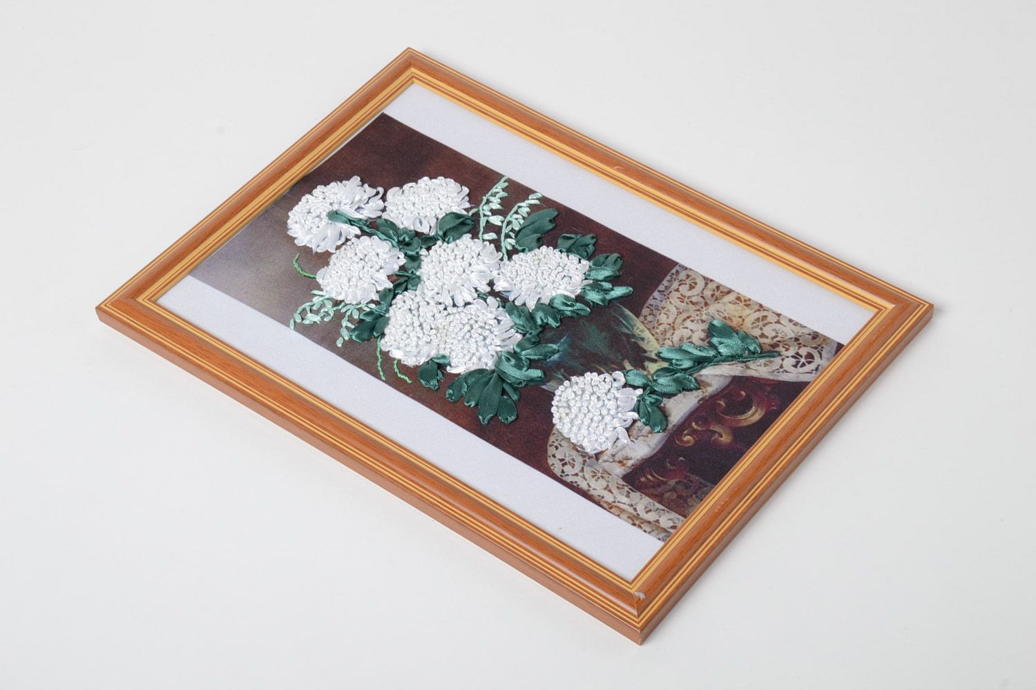 Tableau brodé avec fleurs de satin fait main dans un cadre en plastique décoration photo 2