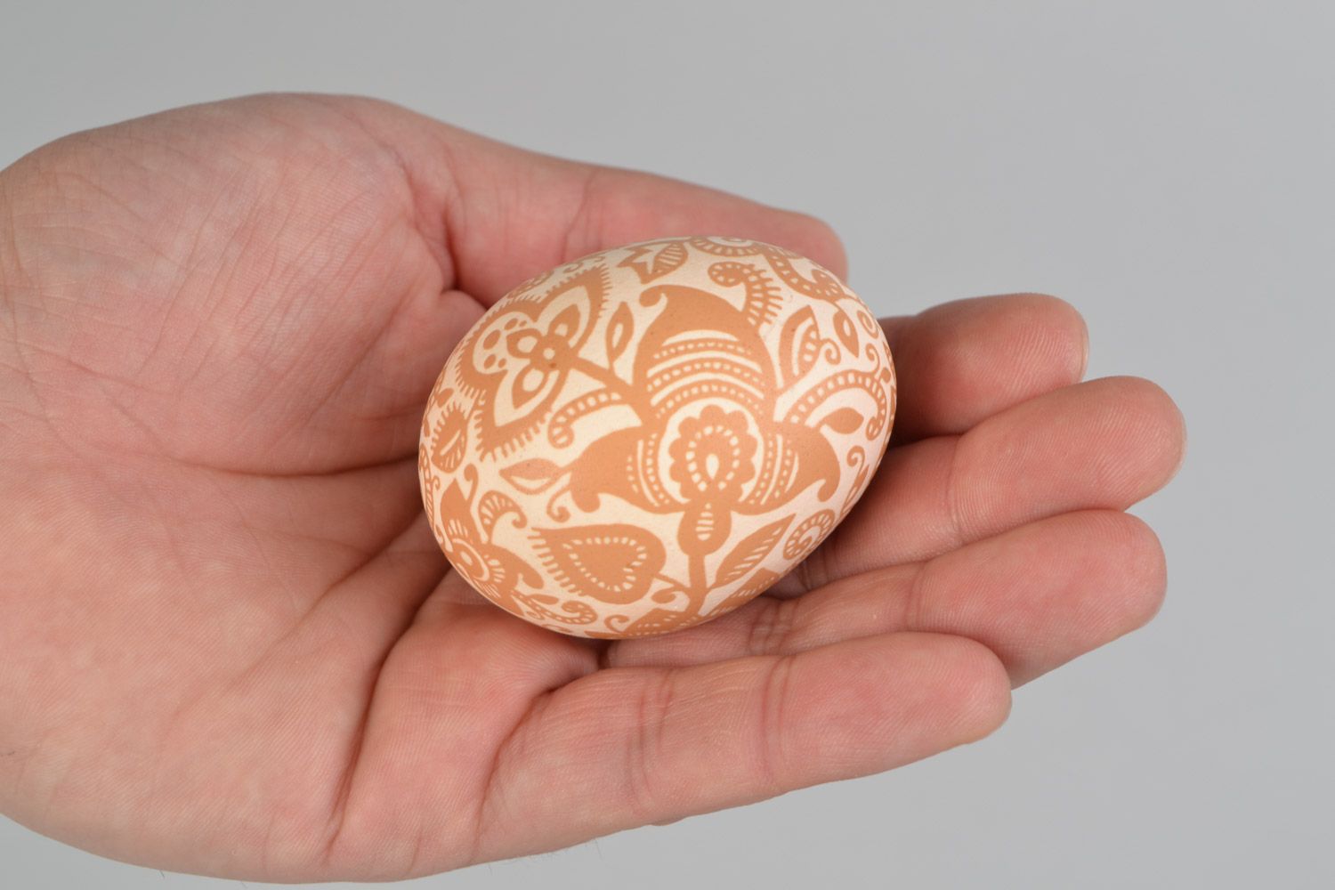 Коричневое пасхальное яйцо в технике травления уксусом ручной работы с цветами фото 2