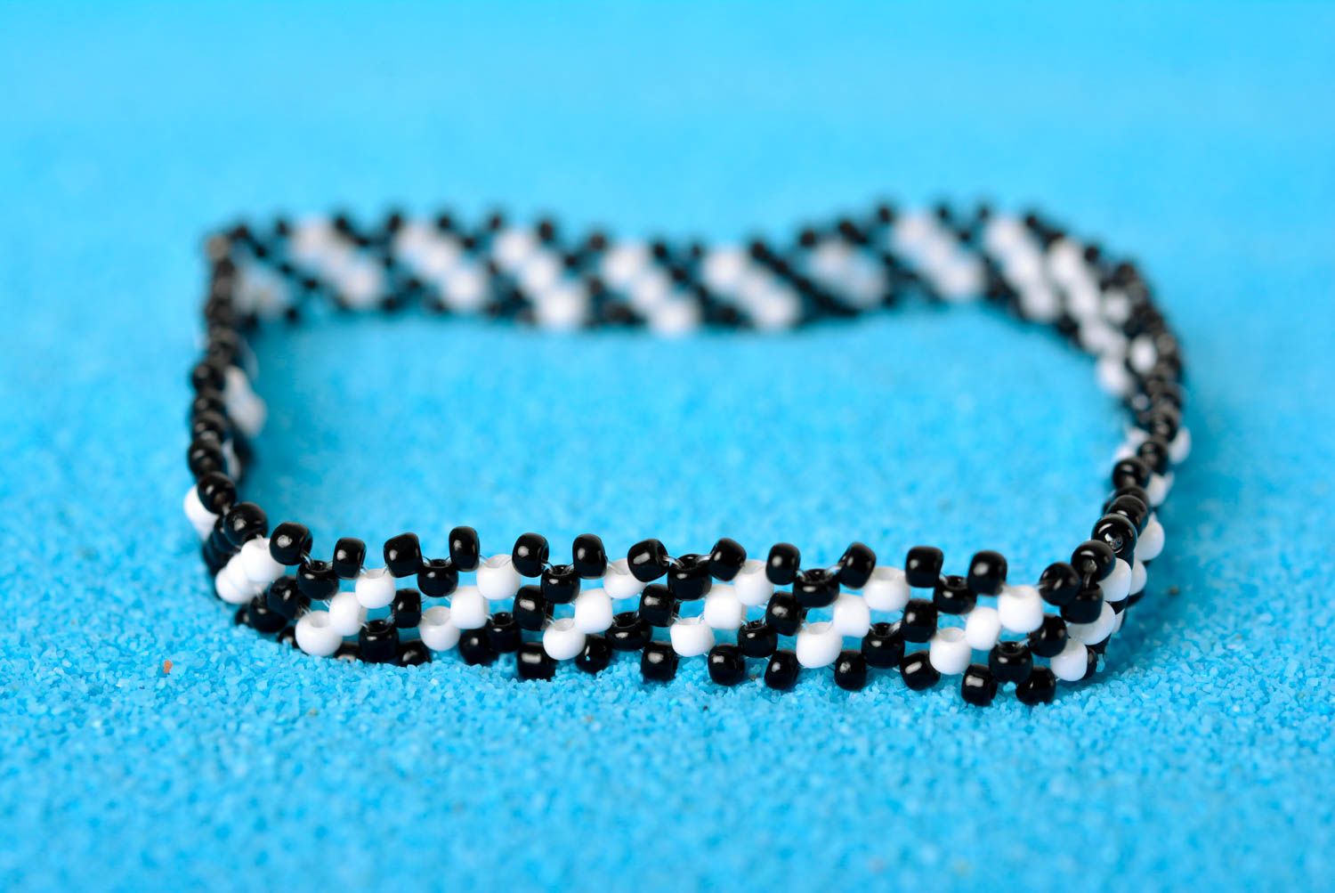 Bracelet perles rocaille Bijou fait main en noir et blanc Accessoire femme photo 1