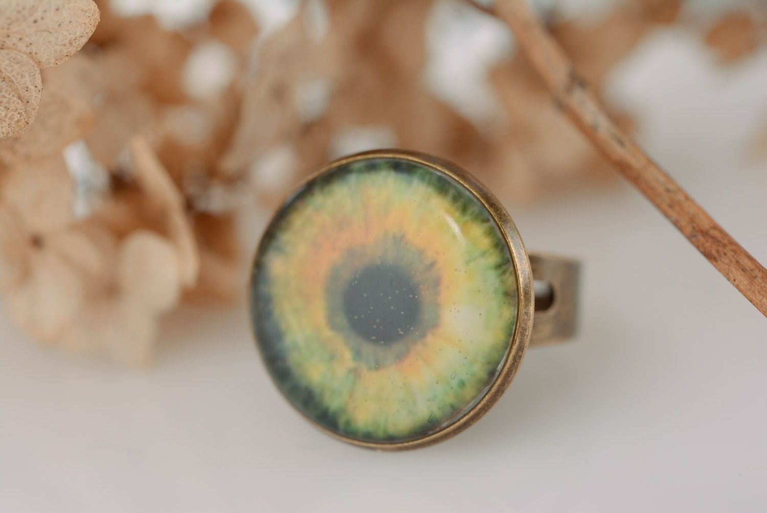 Runder handgemachter Ring aus Epoxidharz mit Blume in Form der Pupille und der Iris des Auges foto 1