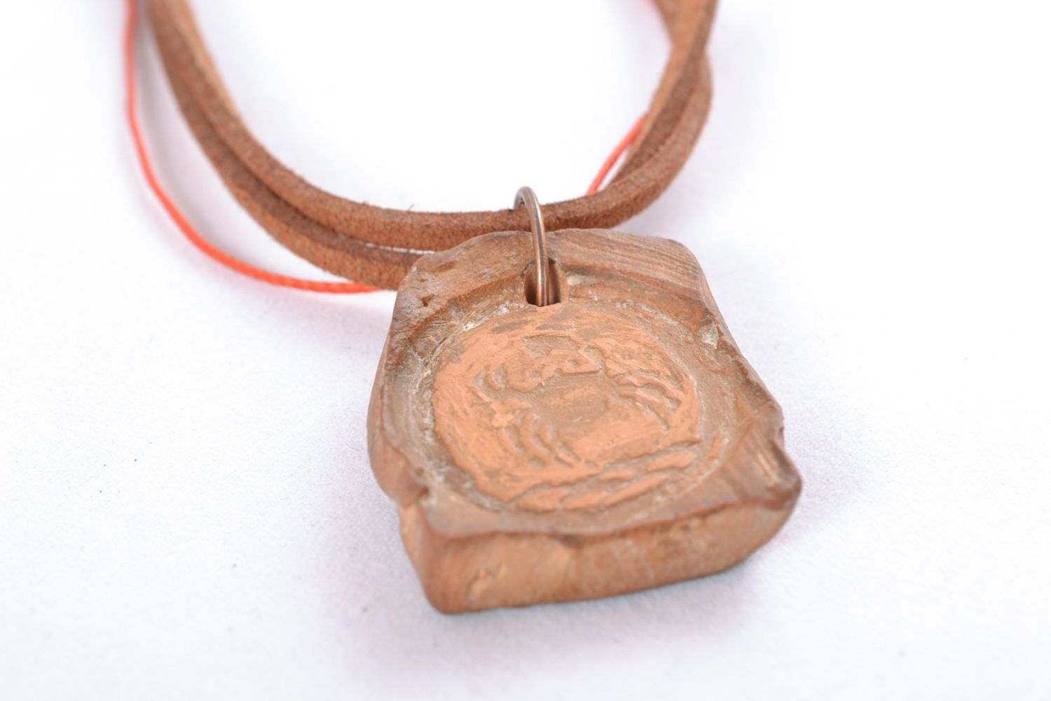 Глиняный кулон подвеска ручной работы коричневая с тиснением Краб фото 3