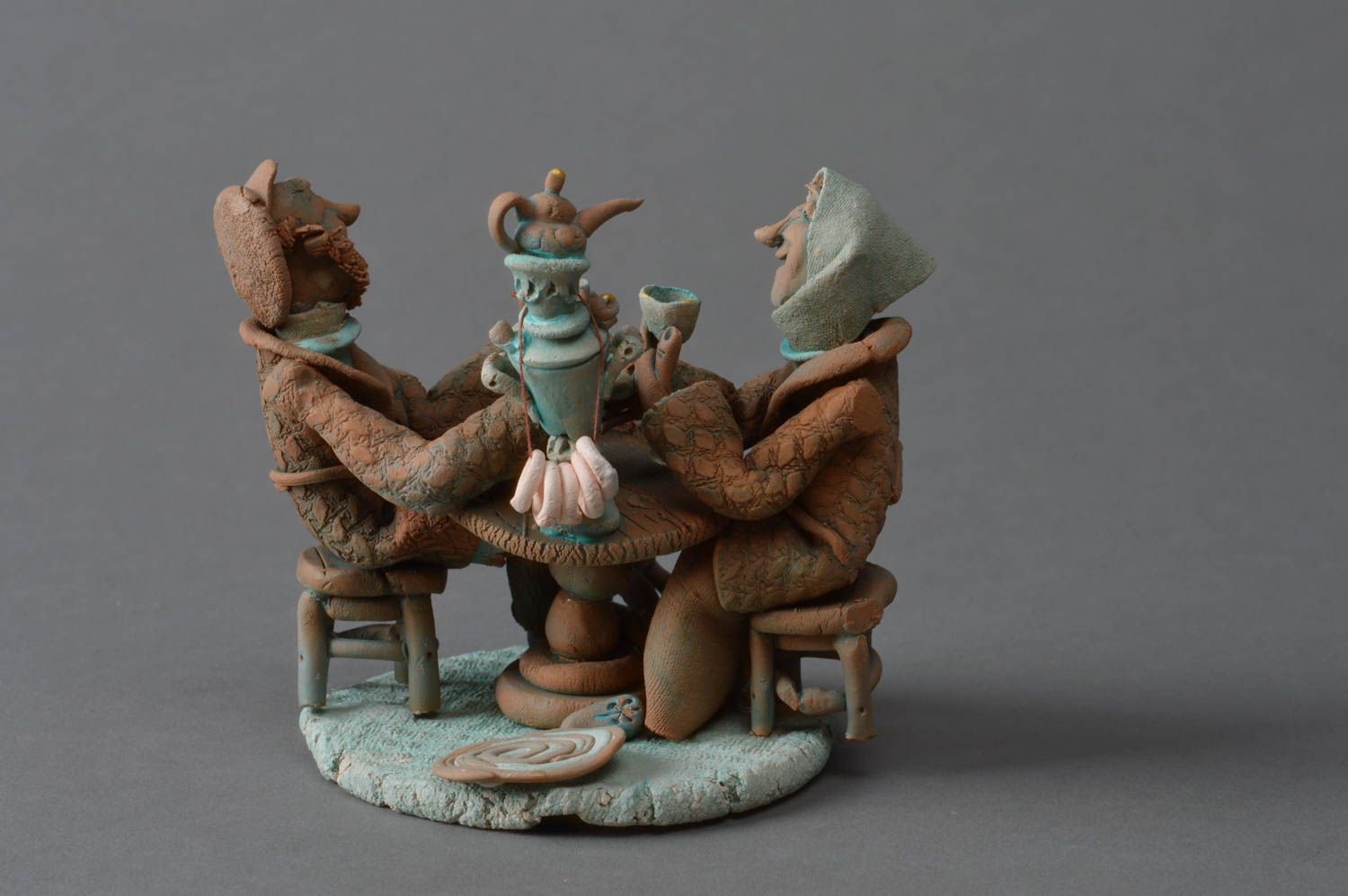 Красивая глиняная статуэтка забавная миниатюра ручной работы Веселое застолье фото 2