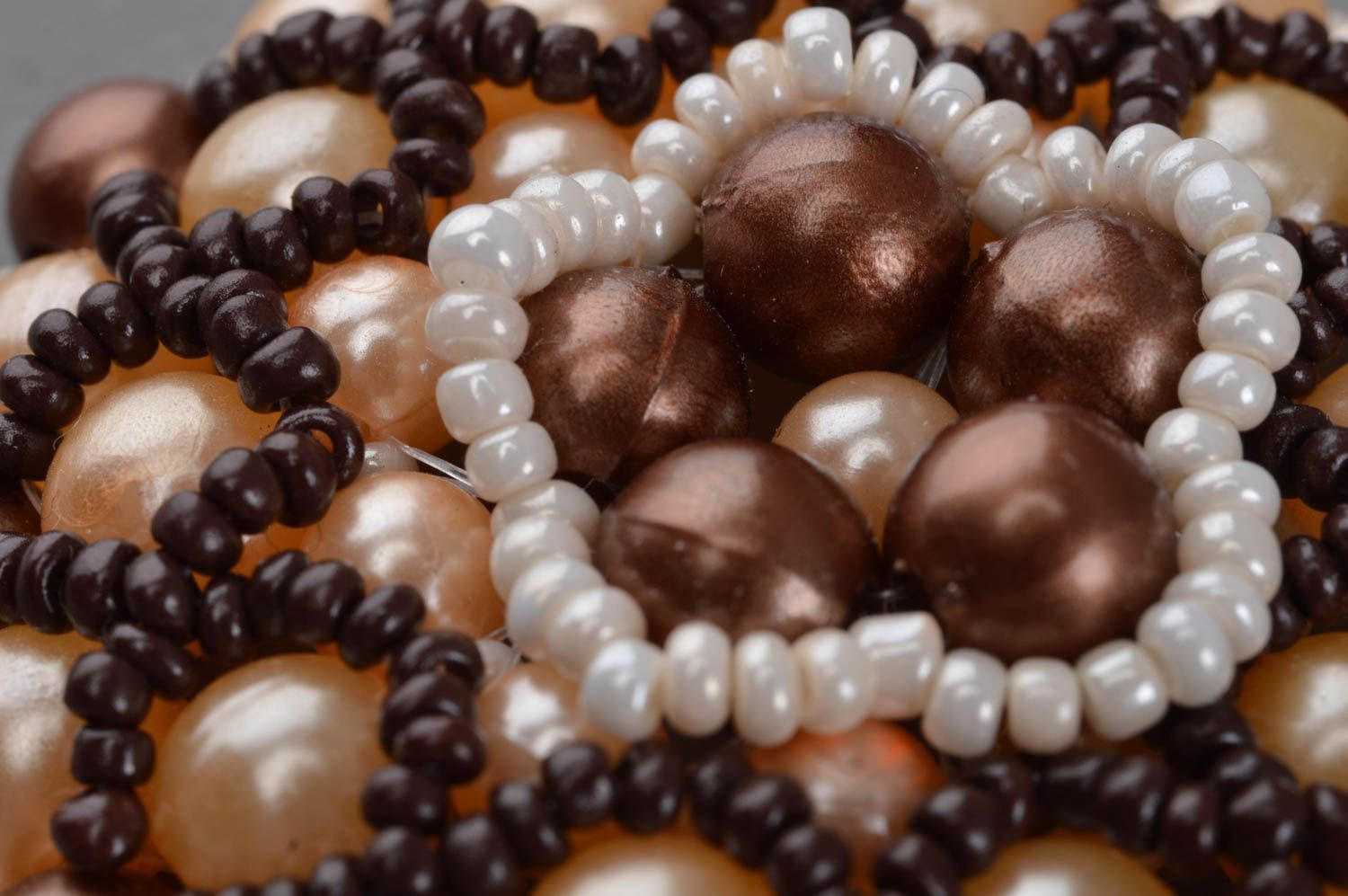 Broche ronde marron beige en perles de rocaille et perles d'imitation faite main photo 5