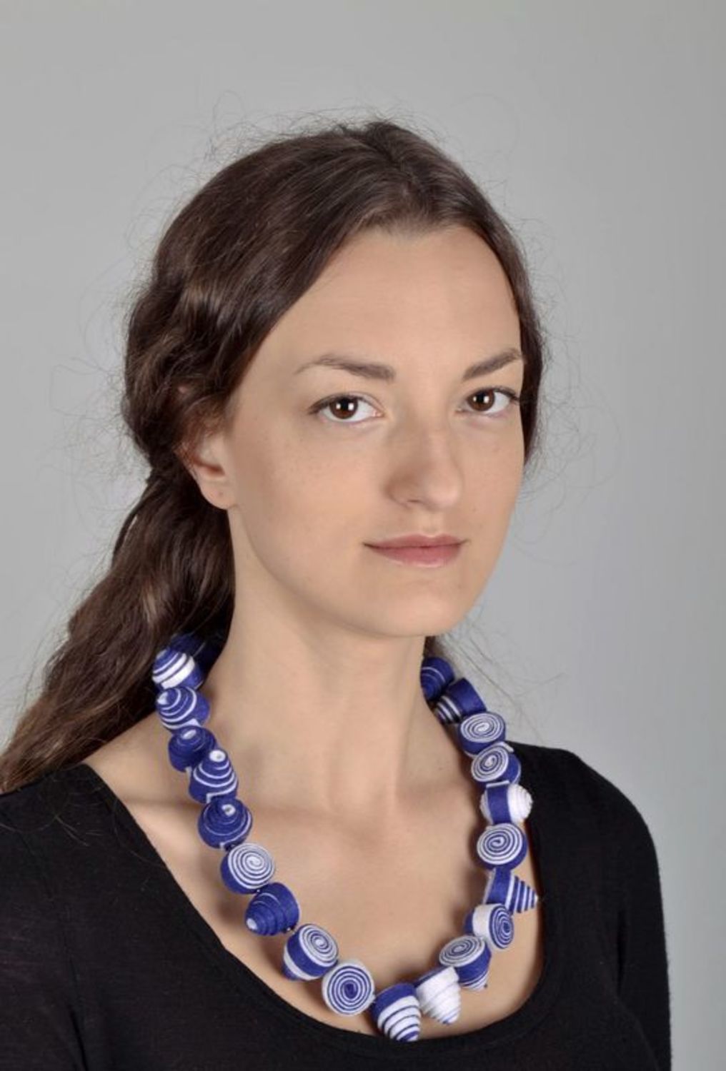 Ожерелье фетровое синее с бусинами из пластика фото 5