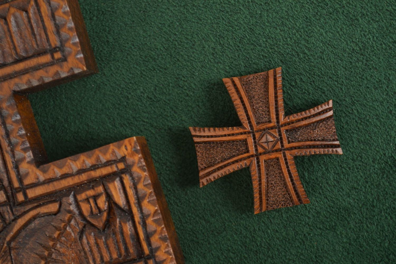 Cruz tallada de peral hecha a mano producto de madera regalo original foto 1