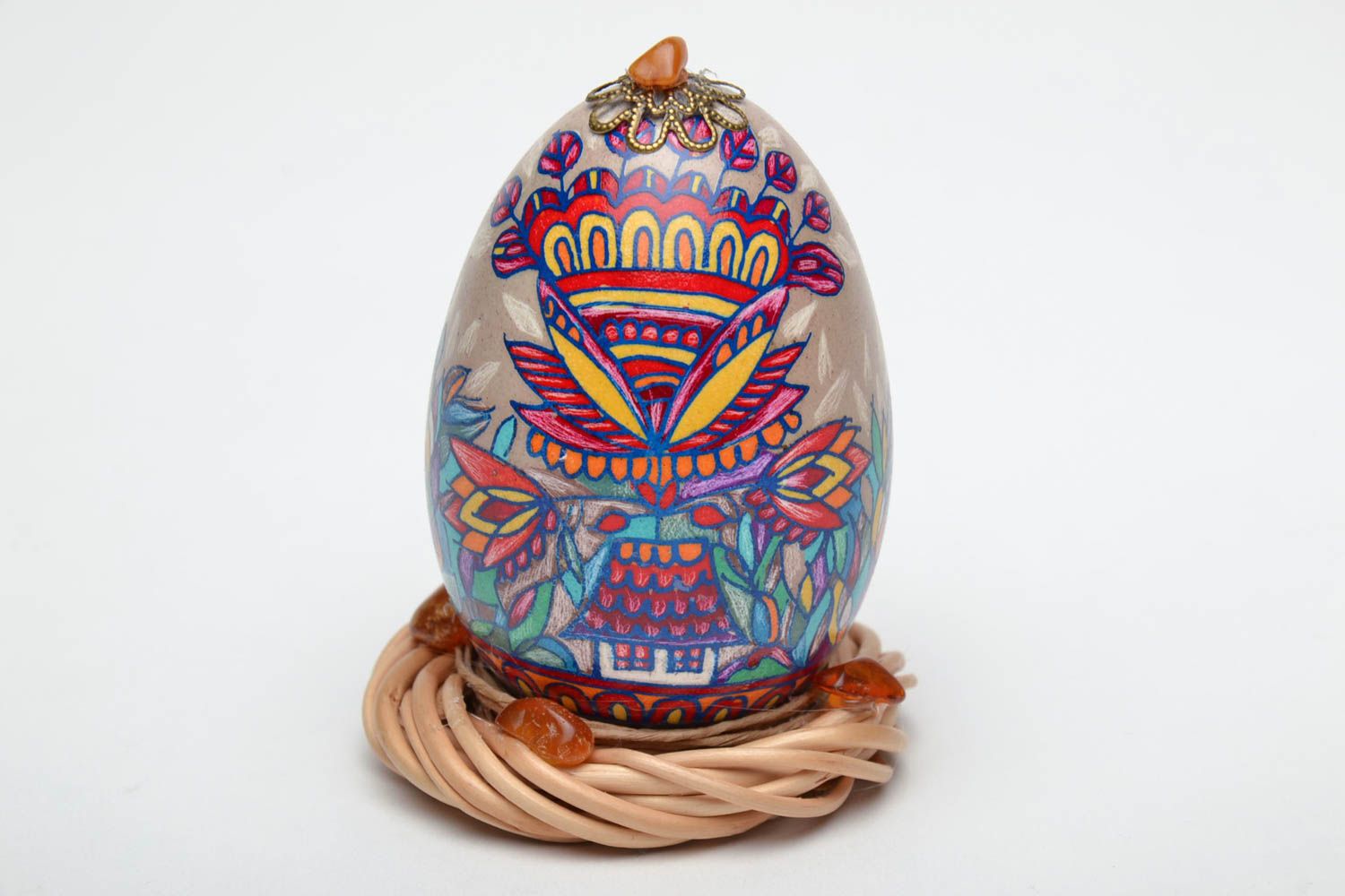 Oeuf de Pâques décoratif fait main original avec bel ornement sur support photo 3