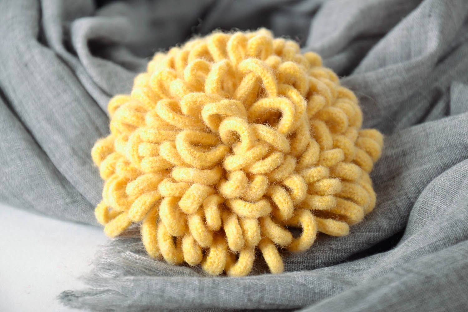 Broche originale en laine Chrysanthème jaune faite main photo 1
