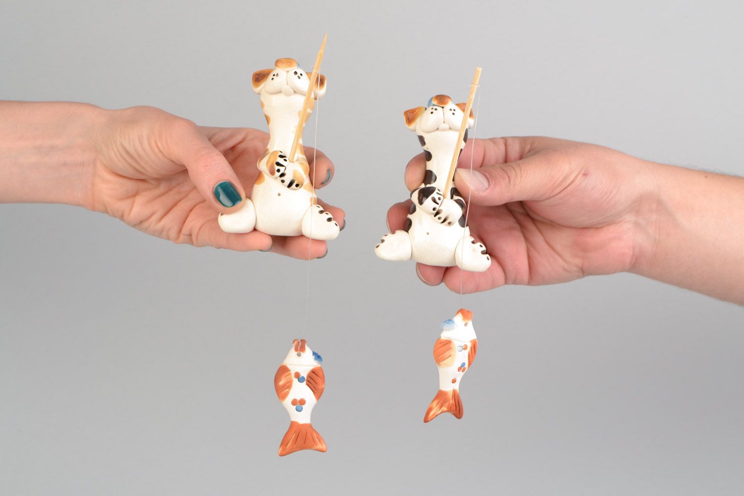 Conjunto de figuras de barro de cerámica artesanal gatos con peces foto 2