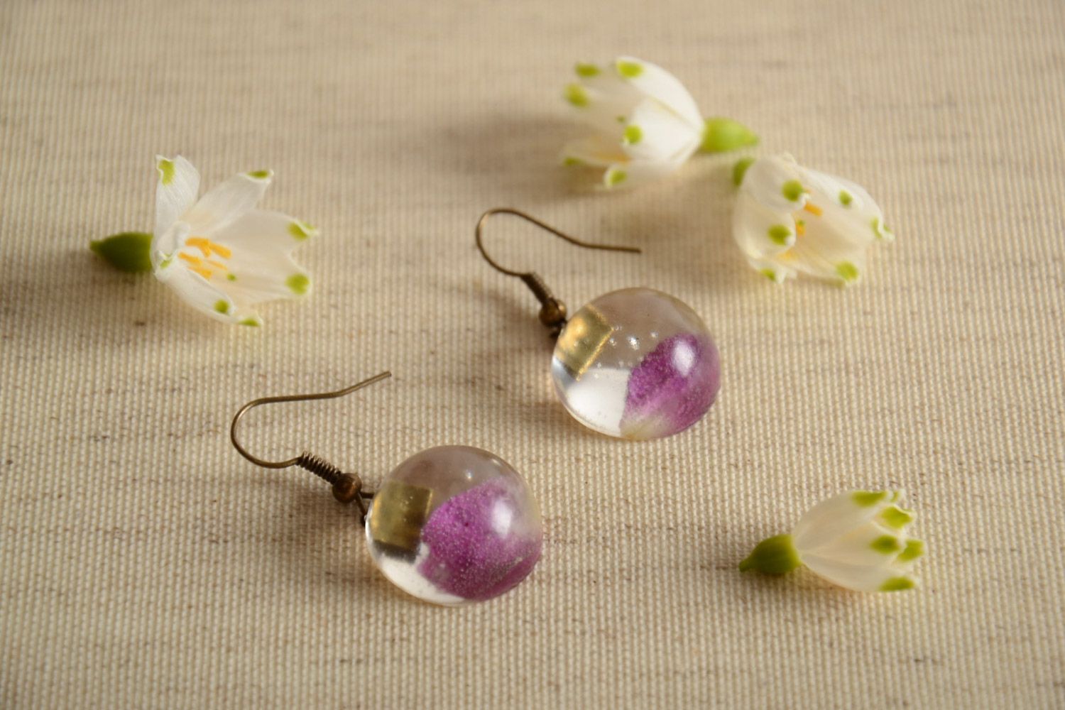 Handmade round earrings with real flower petals coated with epoxy photo 1