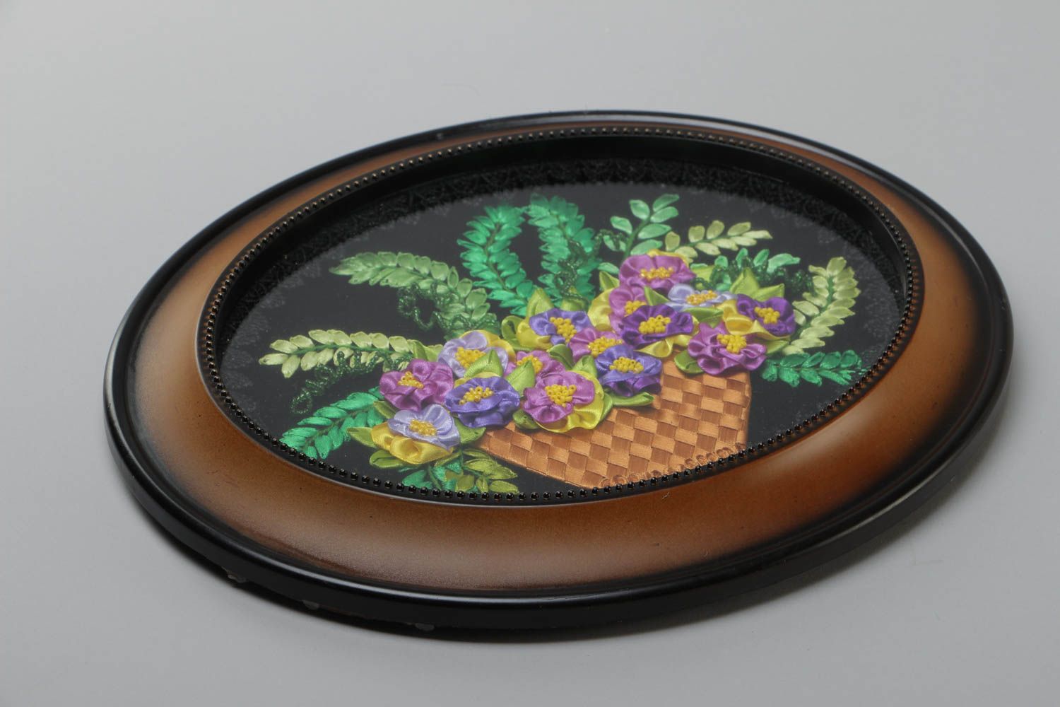 Tableau ovale brodé aux rubans de satin encadré fait main décoratif Vase photo 4