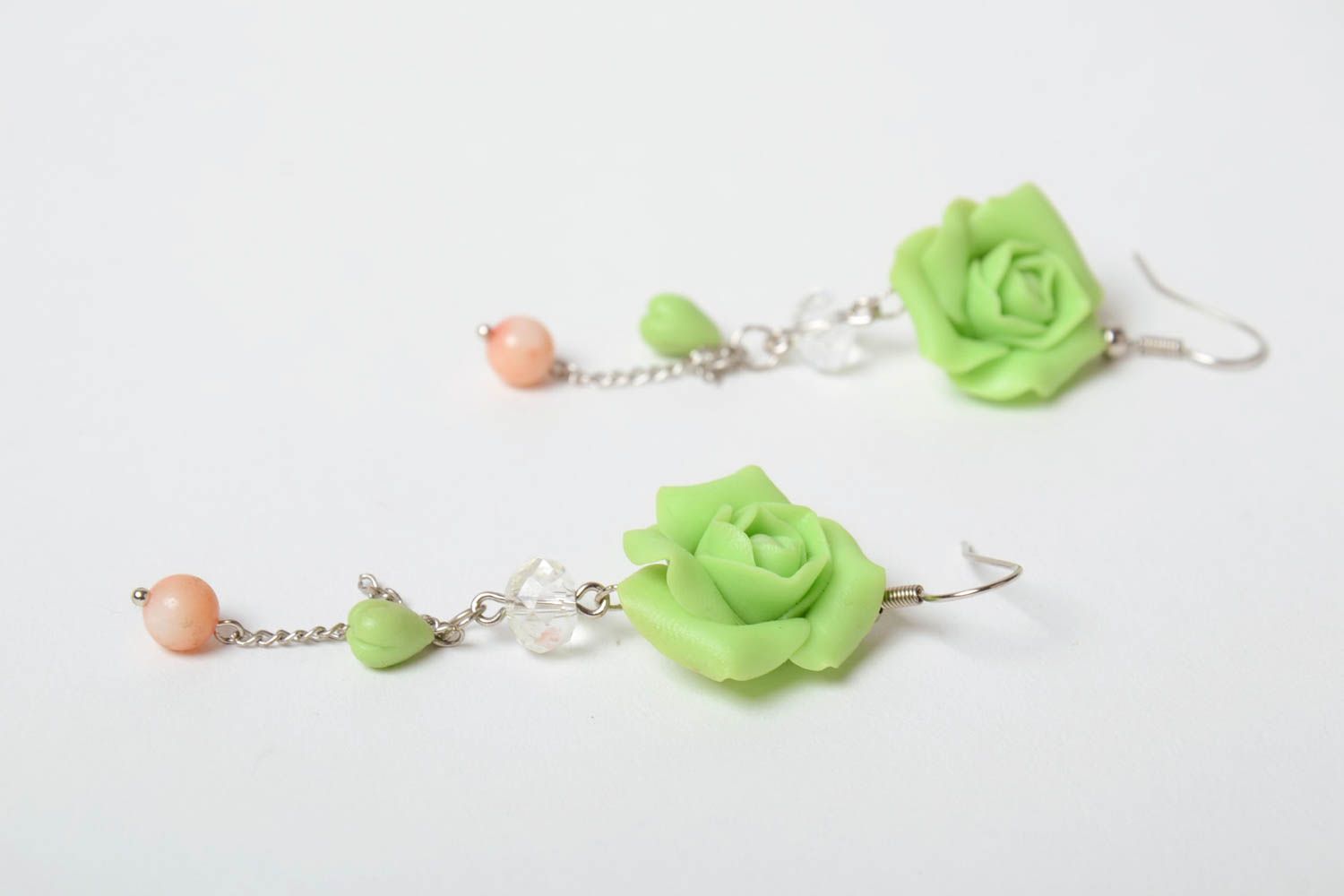 Boucles d'oreilles vert clair avec fleurs en pâte polymère pendantes faites main photo 3