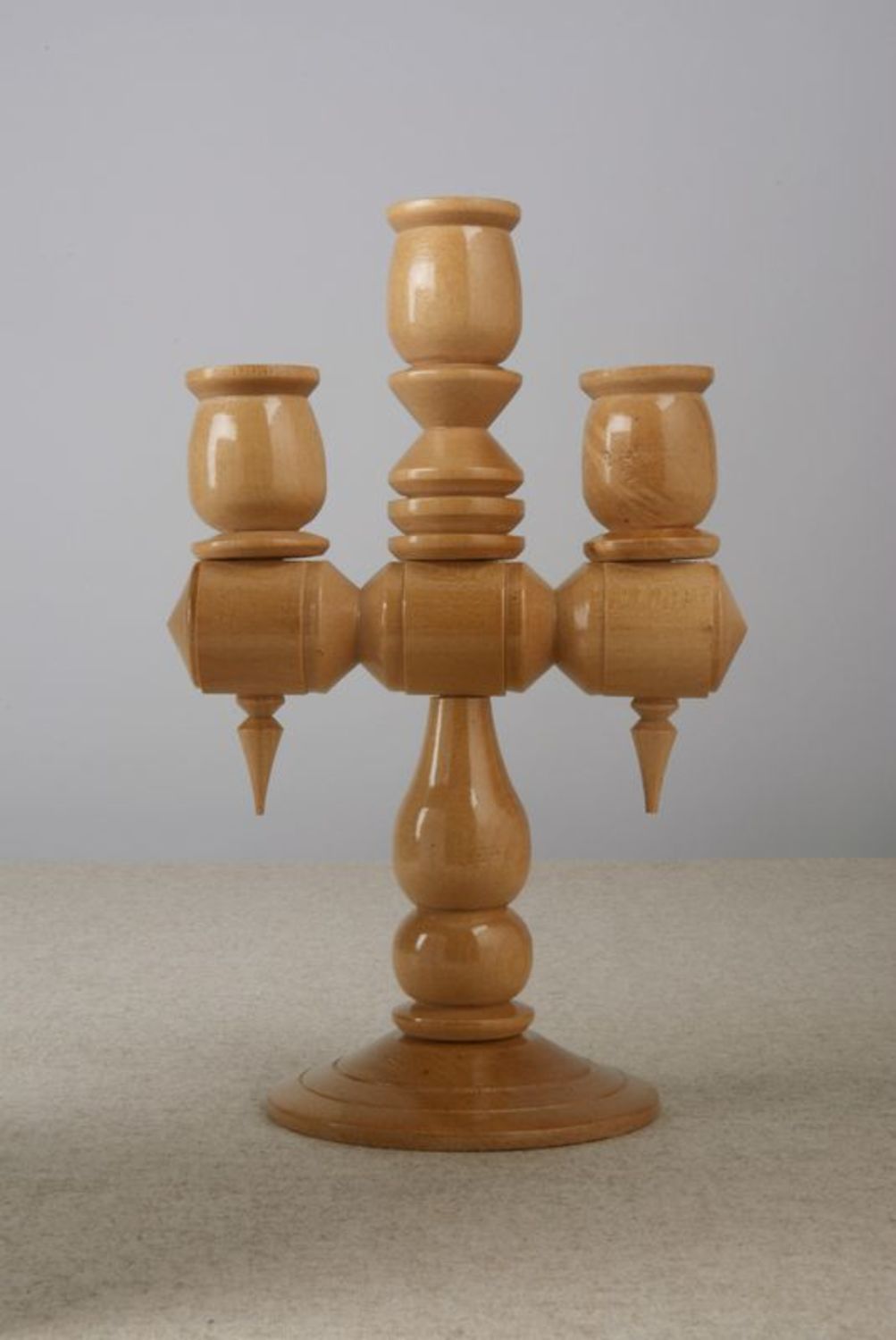 Castiçal de madeira em três velas foto 3