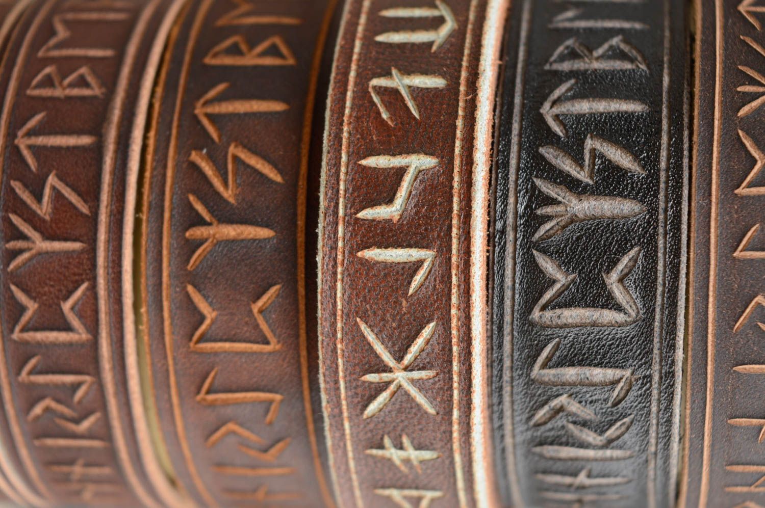 Bracelet en cuir naturel marron avec runes sculptées fait main style ethnique photo 5