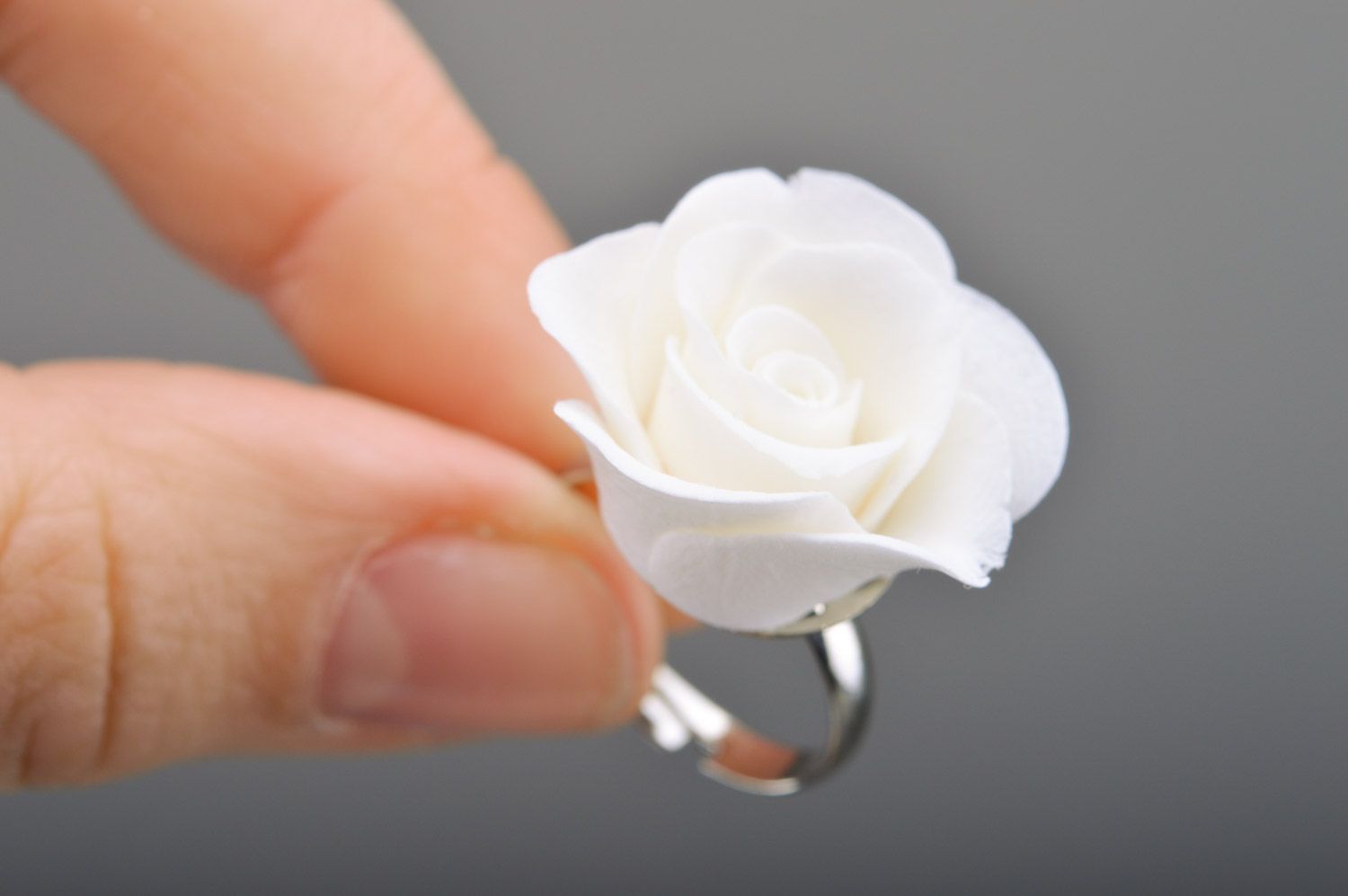 Белое кольцо в виде цветка из полимерной глины ручной работы объемное нарядное фото 1