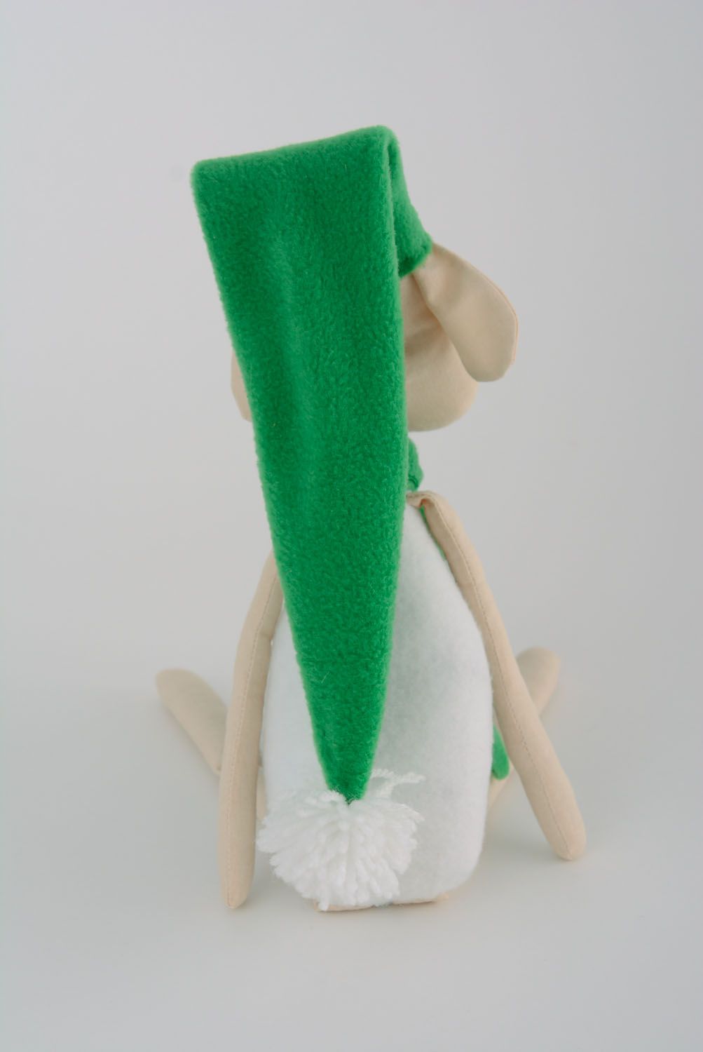 Brinquedo macio têxtil feito à mão Ovelha num chapéu verde foto 5