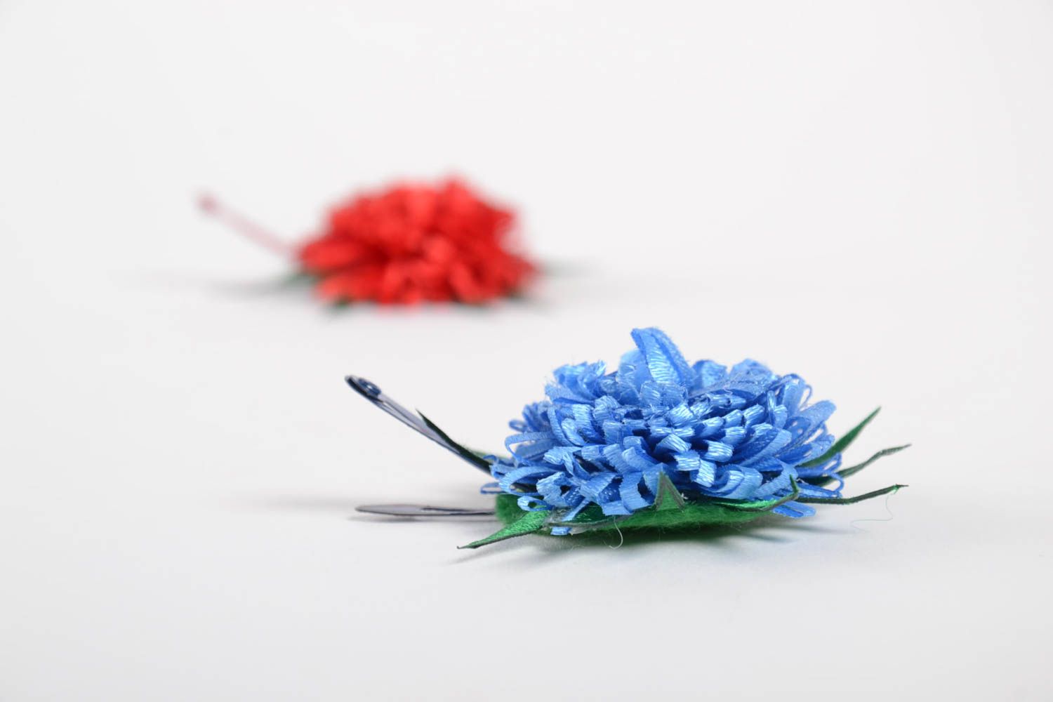 Barrettes à cheveux fleurs faites main 2 pièces rouge et bleue en rubans photo 3