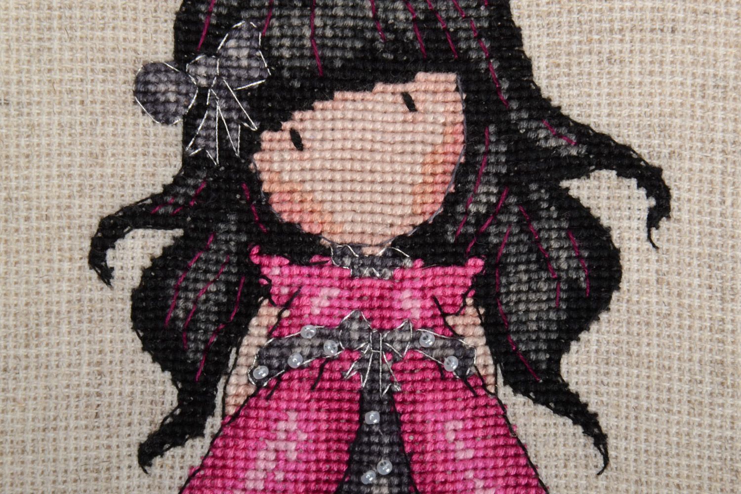 Картина вышитая нитками мулине и бисером на льняной основе Девочка в платье фото 2