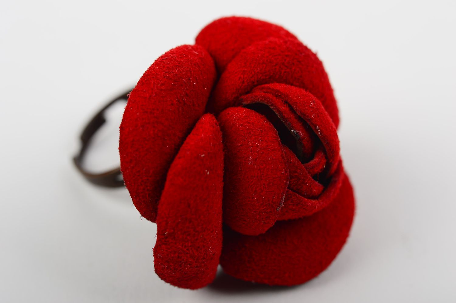 Кольцо ручной работы кольцо из кожи красное украшение из кожи роза красивая фото 5