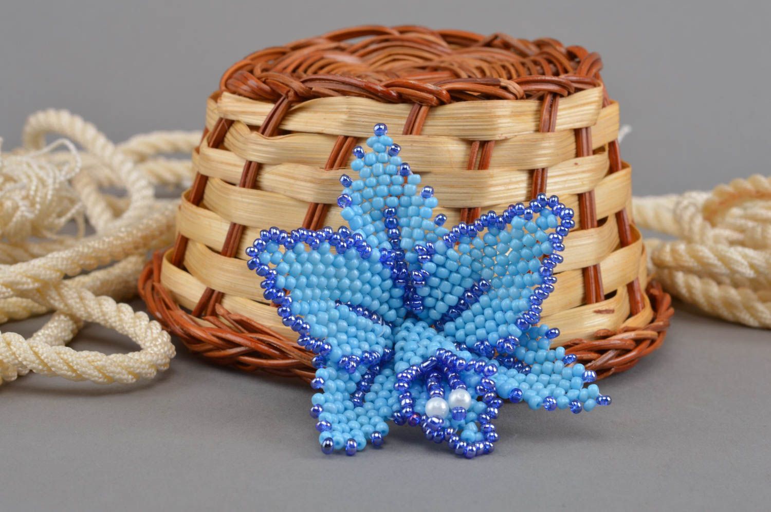 Broche fleur bleue en perles de rocaille avec épingle en métal faite main photo 1