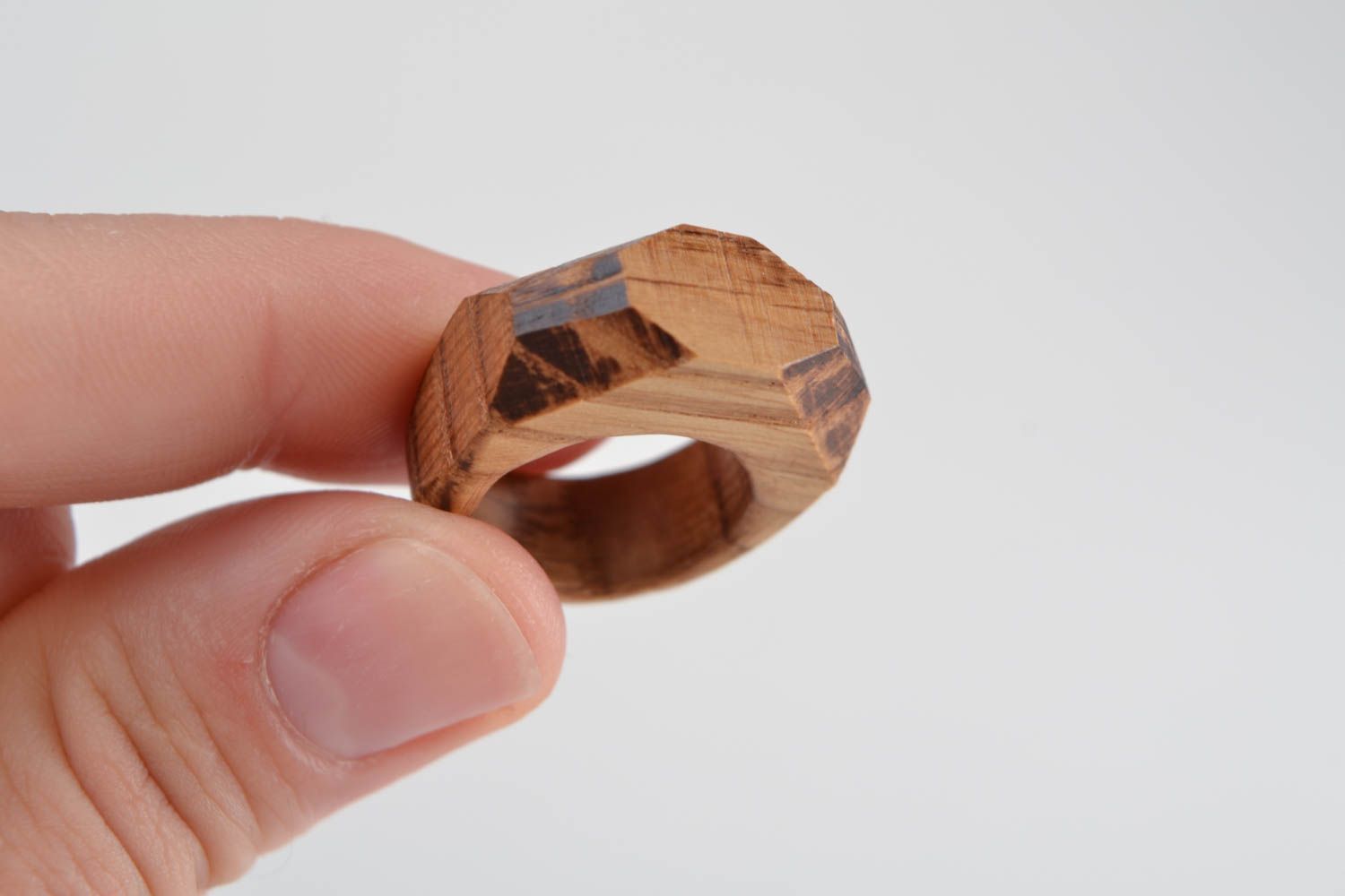 Деревянное резное кольцо стильное необычное для девушек граненное ручная работа фото 2