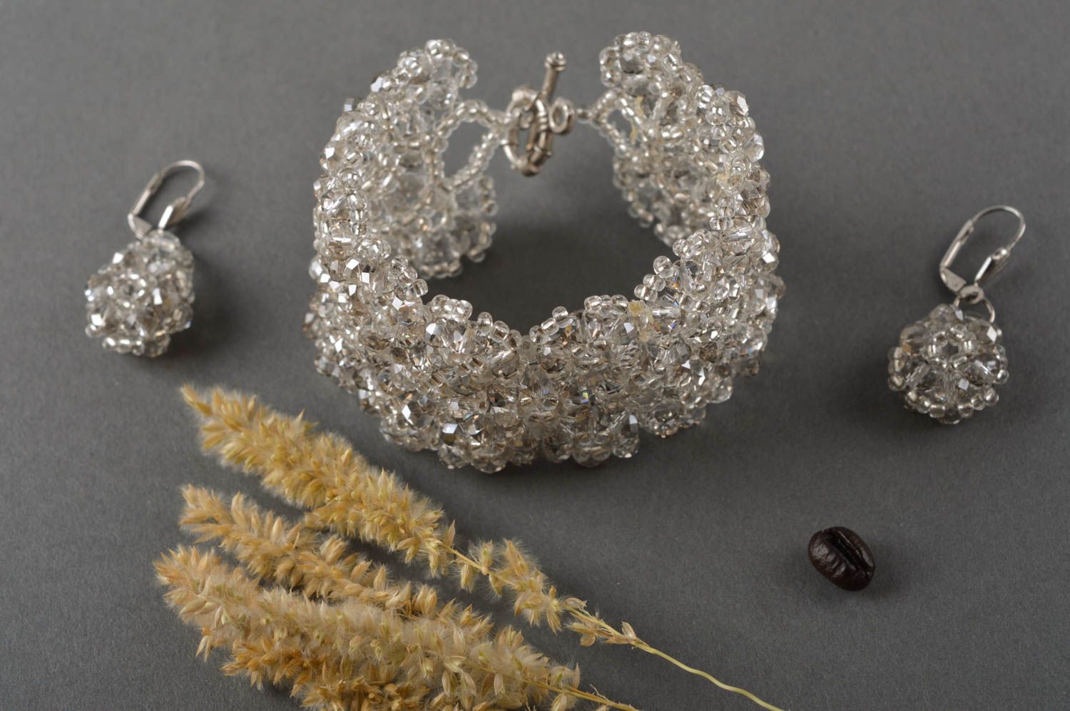 Комплект украшений ручной работы широкий браслет красивые серьги из кристаллов фото 1