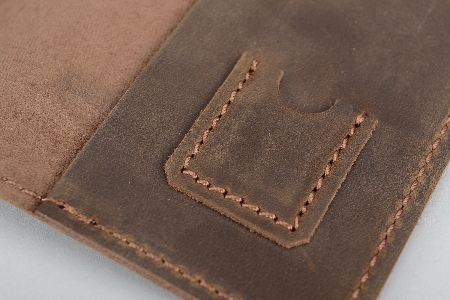 Porte-passeport en cuir brun photo 3