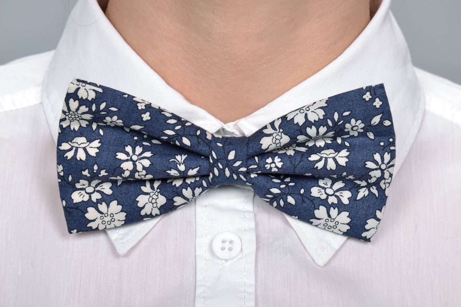 Blue bow tie with floral motifs  photo 5