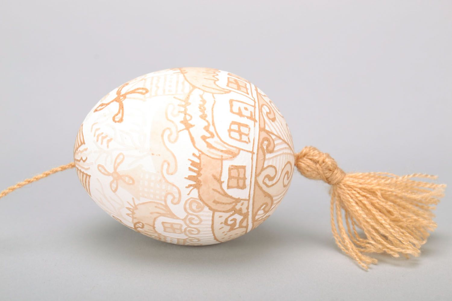 Ovo de Páscoa com um cordão foto 3