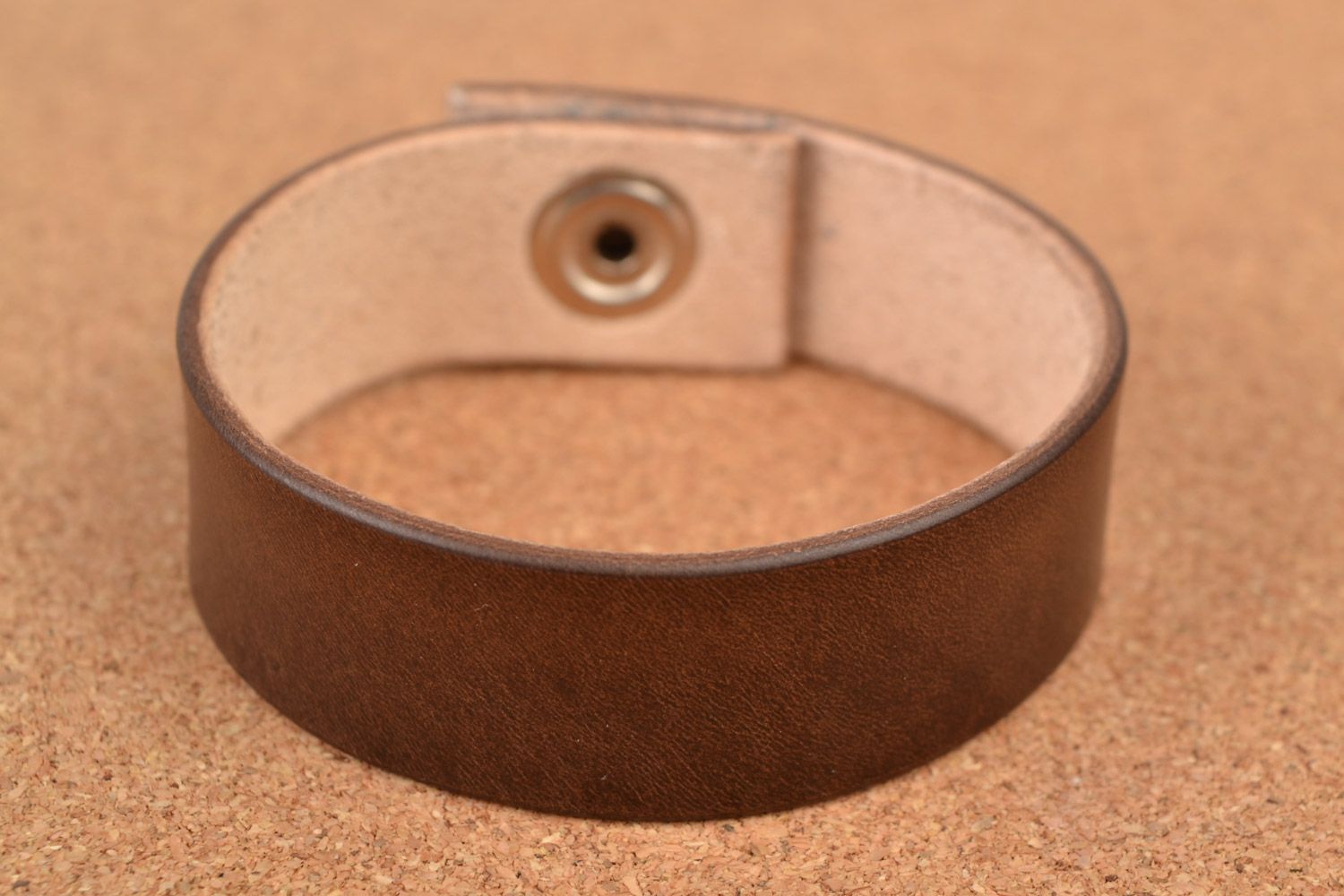 Pulsera de cuero natural marrón con botón a presión hecha a mano foto 1